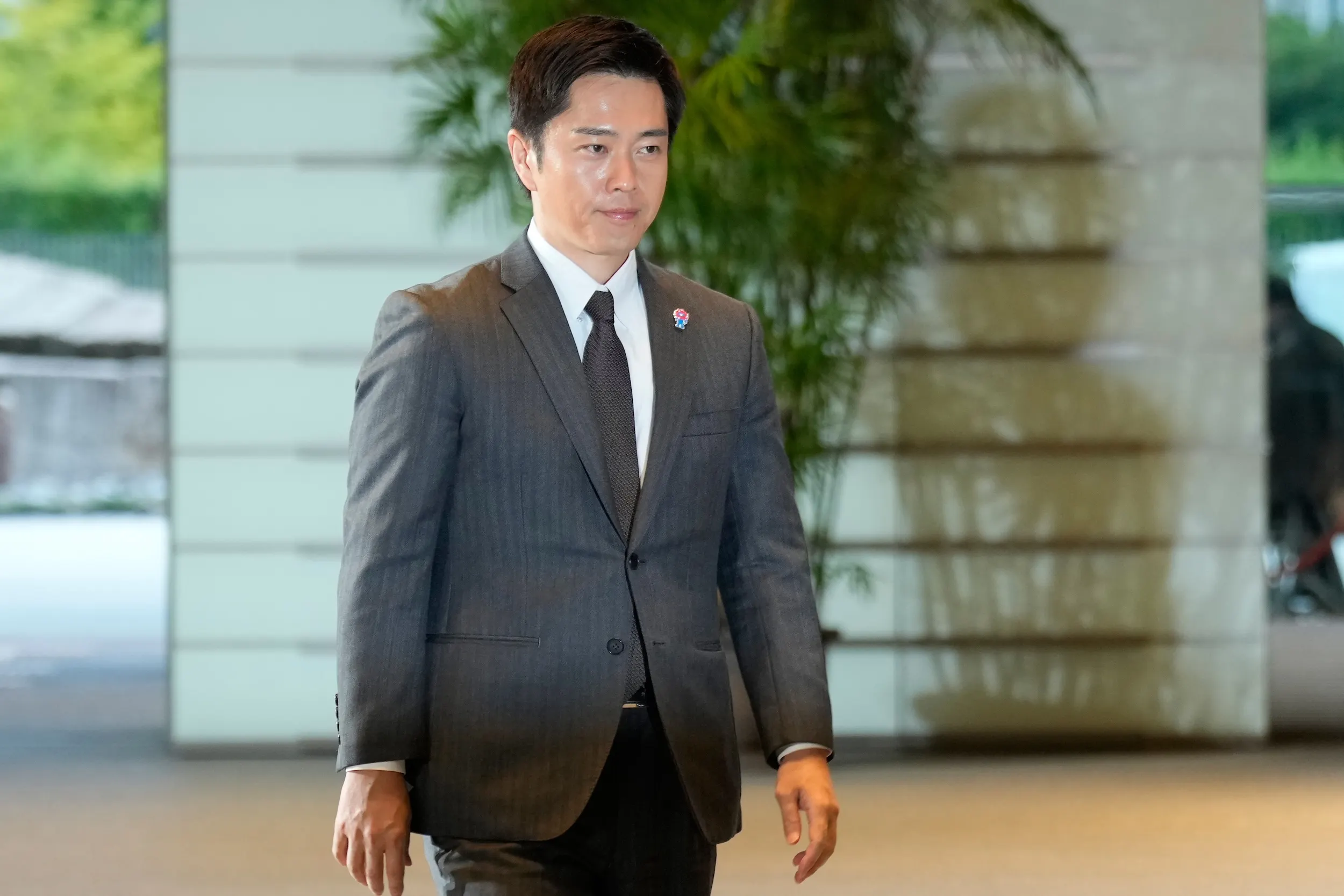 2025年10月21日、日本維新會黨魁吉村洋文抵達東京首相官邸。（美聯社）