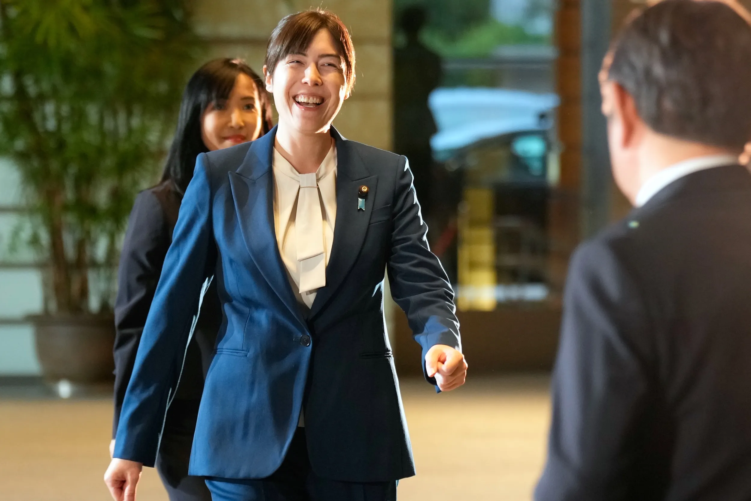 2025年10月21日，日本新任經濟安全保障擔當大臣小野田紀美抵達首相官邸。（美聯社）