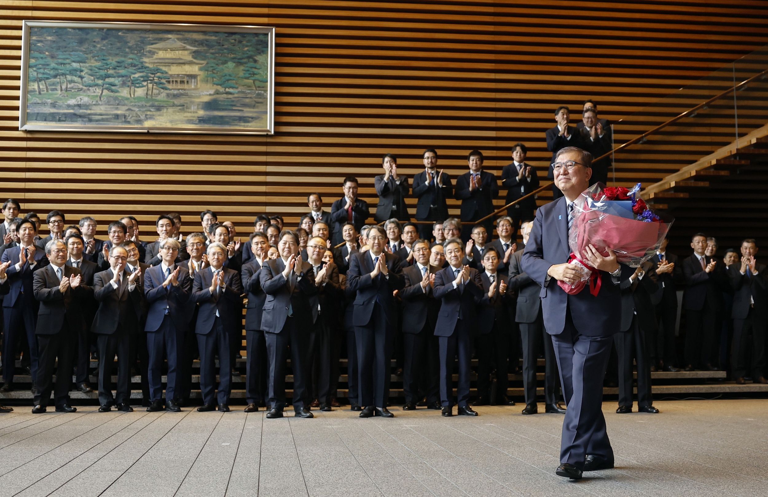 2025年10月21日，卸任首相石破茂離開首相官邸。（美聯社）
