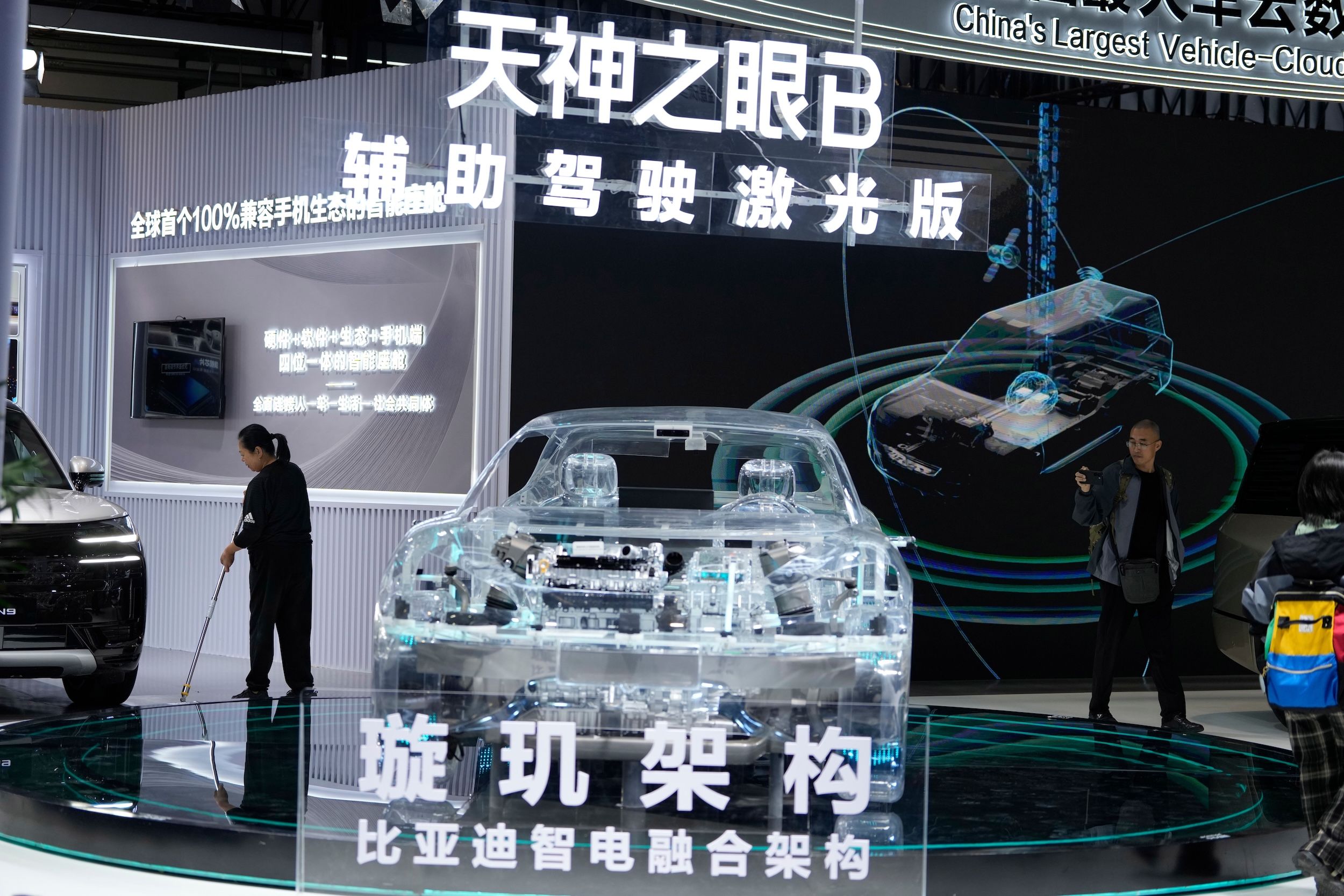 2025年10月16日，北京舉行的2025世界智能聯網汽車大會，比亞迪展位展示了汽車自動駕駛技術的模型。（美聯社）