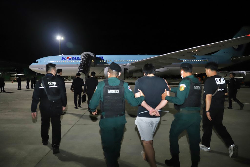 南韓警方從柬埔寨押送60多名涉詐騙的公民回國。（美聯社）