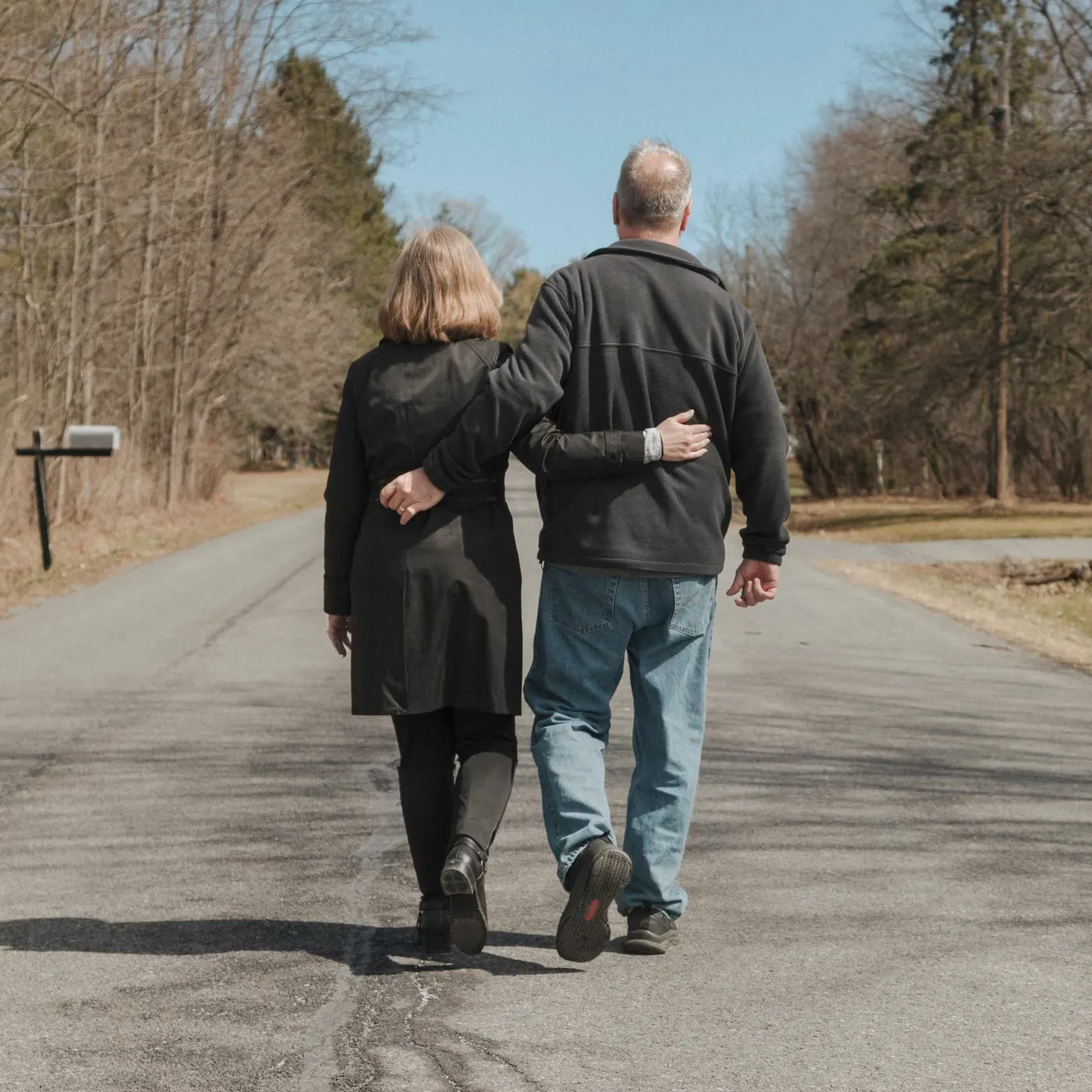 邦妮·賈德和麥克·賈德相識於藥學院，如今享受與年幼的孫女共度美好時光。 （Landon Speers for WSJ）