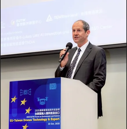 10月22日，歐洲經貿辦事處處長谷力哲（Lutz Güllner）於「2025臺歐盟環境與科技論壇：台歐盟無人機科技及出口」論壇上致詞。(德國萊茵提供)