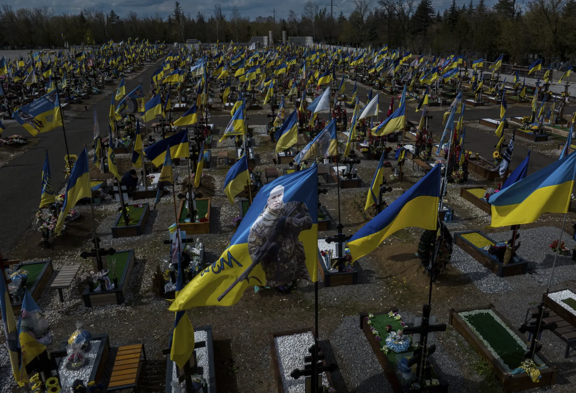 烏克蘭基輔的軍人公墓，埋葬著自俄羅斯入侵以來被殺害的烏克蘭士兵。（美聯社）