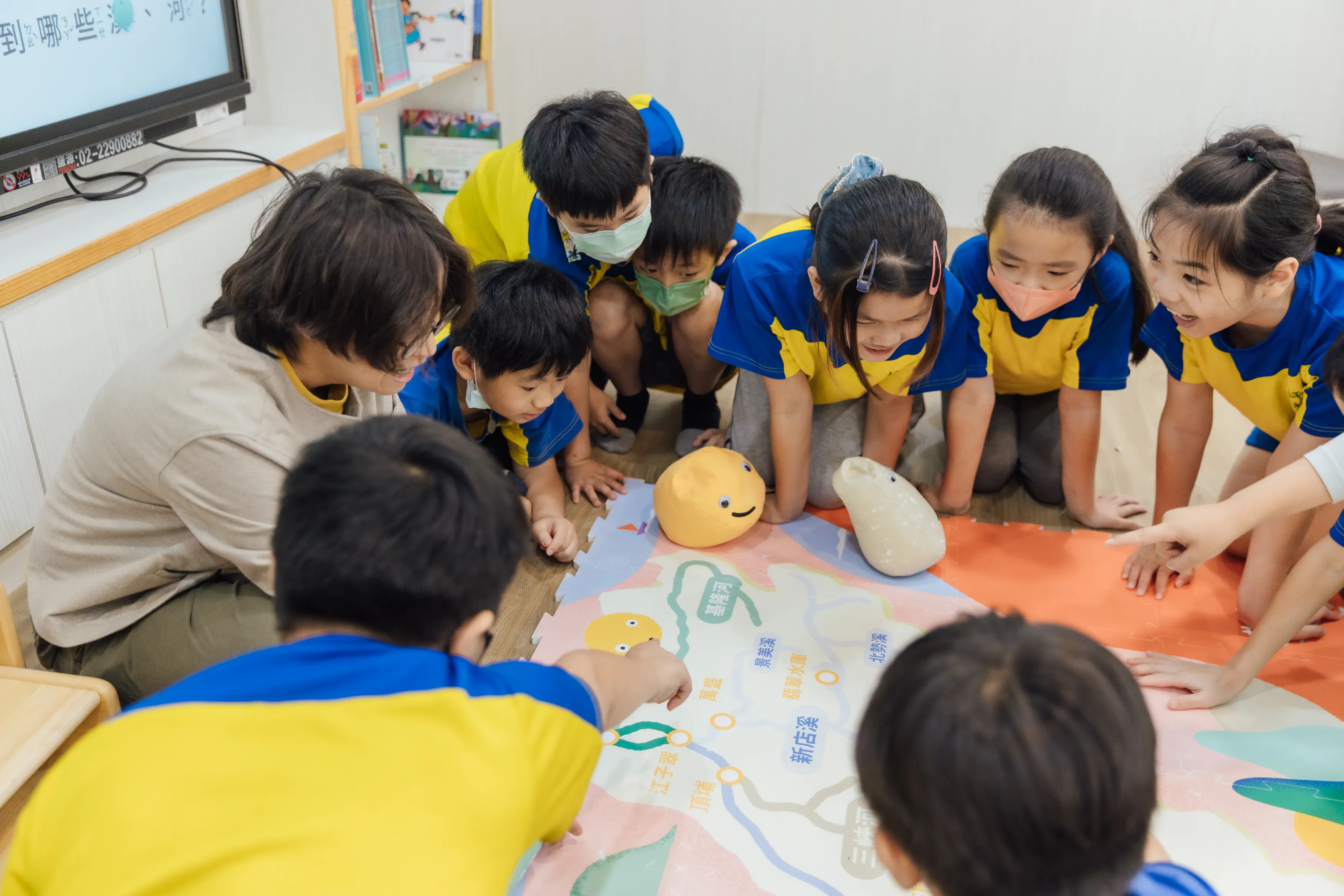 「指尖下的流域-科技藝術校園巡迴展覽模組」已實際在新北多所國小展開巡迴佳評如潮，學童可以數位操作搭配實體展件互動，豐富學習經驗。（圖/新北市文化基金會）