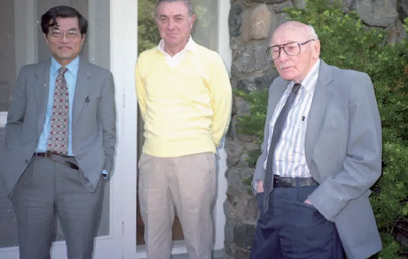 1992 年,邵子平(左)與大衛·馬吉(中)、德丁在拍攝紀錄片《奉天皇之命》期間合影。