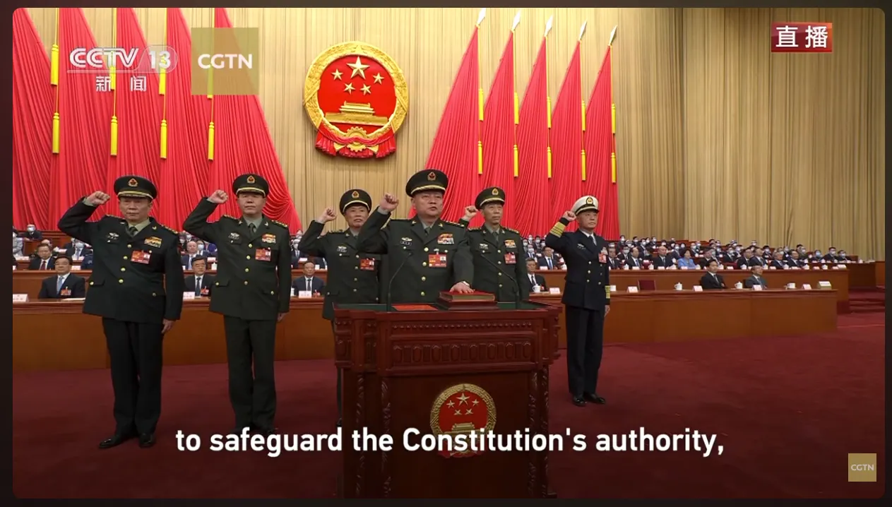 解放軍張升民上將（左）在兩年前二十大會議上，與中央軍委成員一起宣誓。（翻攝CGTN新聞影片）