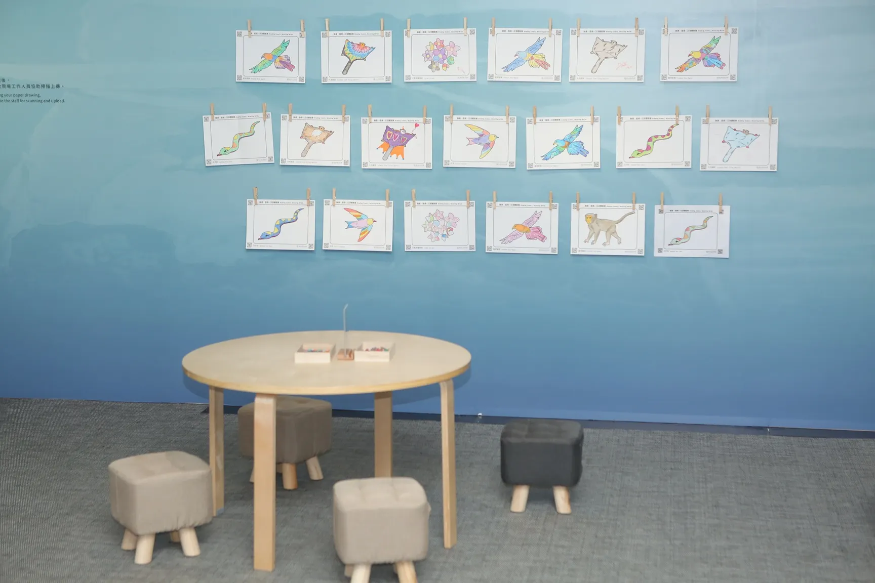 觀眾透過「畫畫上傳」的互動體驗，觀眾可親手為太魯閣的動植物著色，完成後的創作即化為展場光影的一部分。（圖／國立歷史博物館提供）