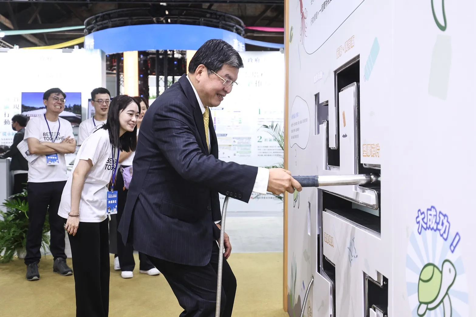 20251024-國泰金控總經理李長庚蒞臨「2025臺灣氣候行動博覽會」展區，體驗「海洋保衛戰」互動遊戲。（國泰金控提供）