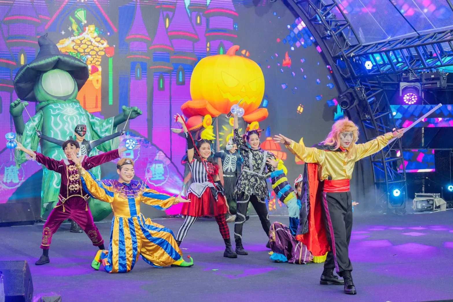 現場不僅有變裝活動，更有變裝電音派對搞怪開唱。（圖／王維傑攝）