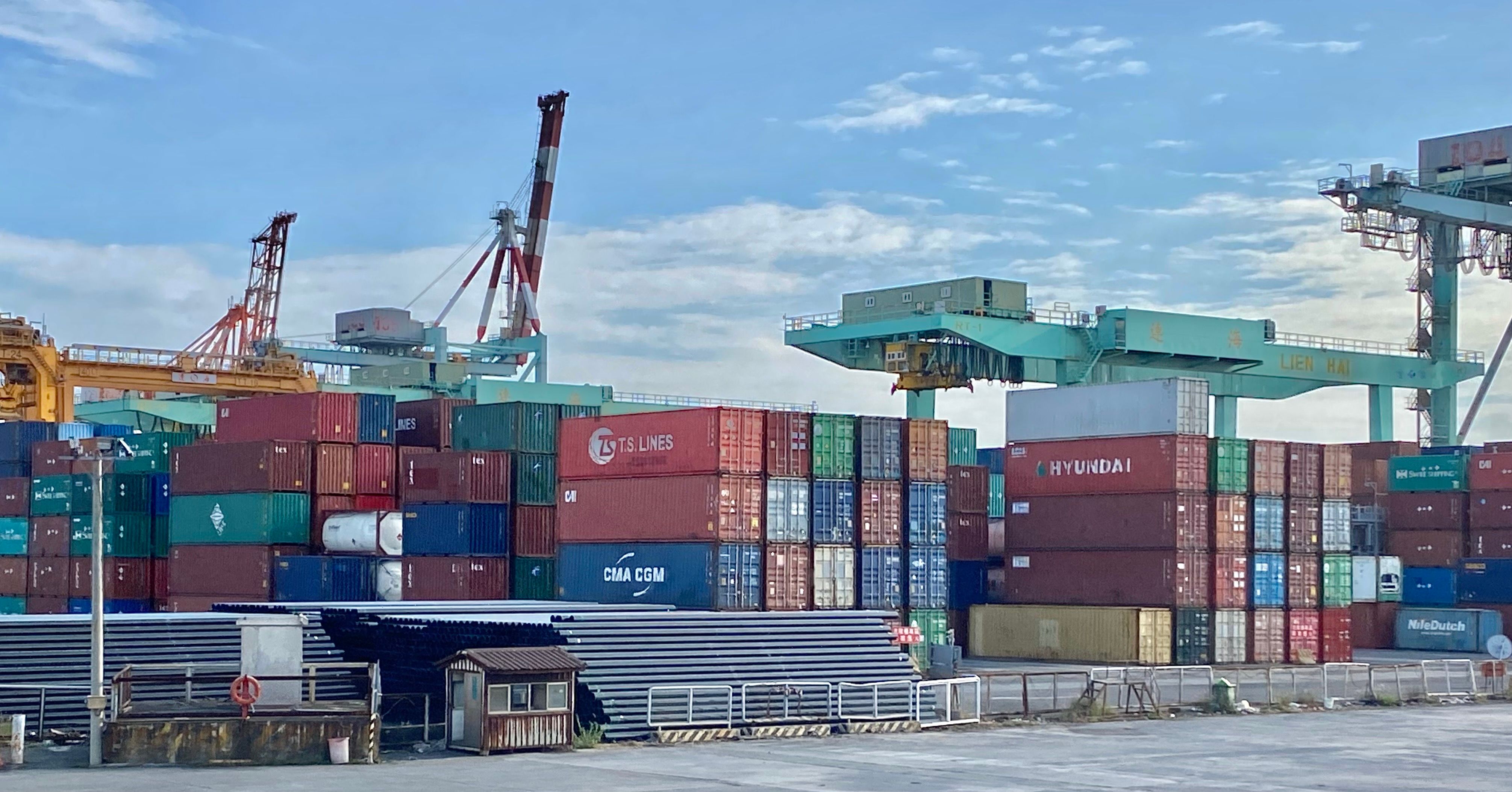 20251024攝於高雄港,出口、貨櫃、貿易、景氣、關稅、進口。(陳怡慈攝)