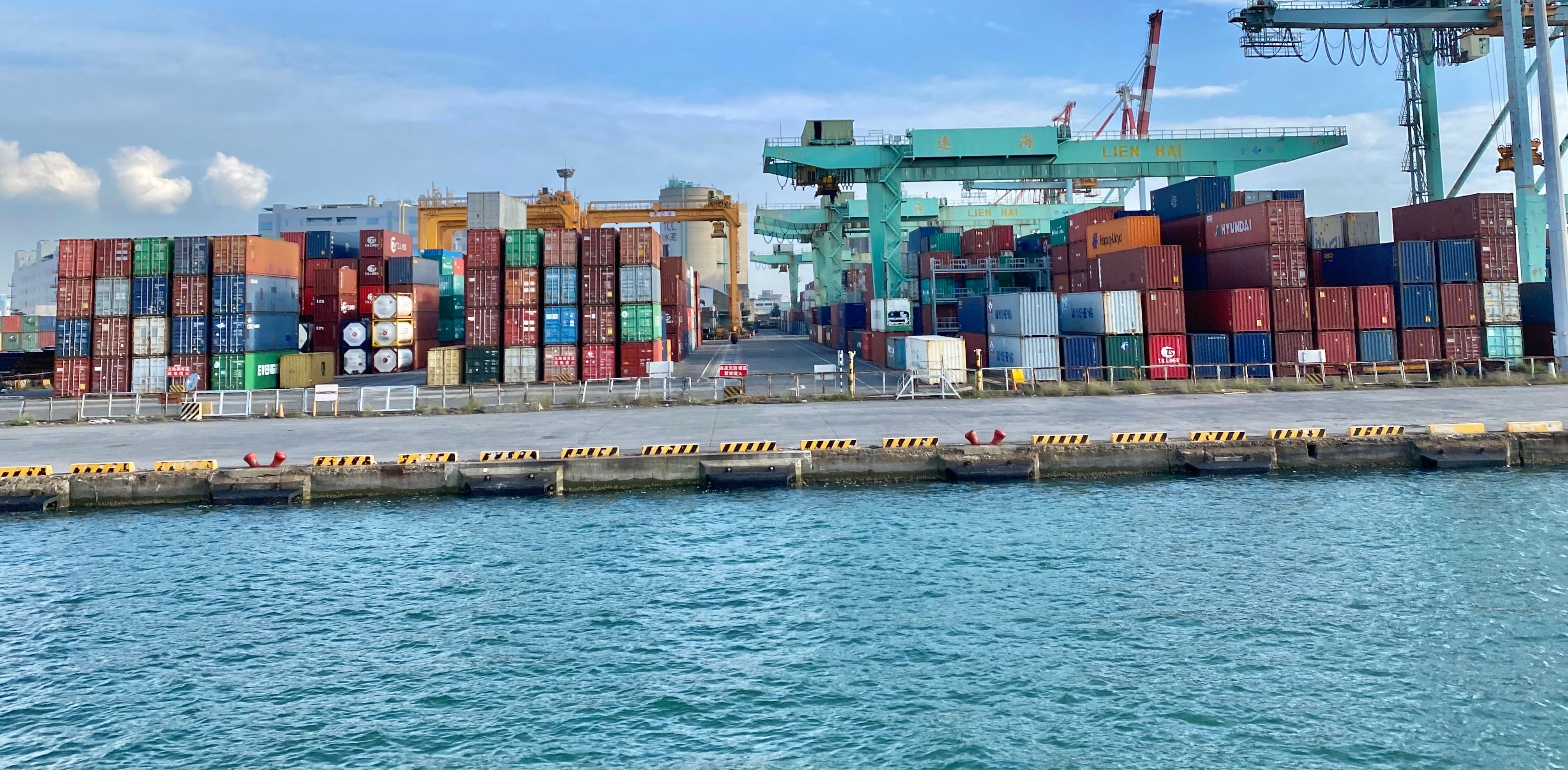 20251024攝於高雄港，出口、貨櫃、貿易、景氣、關稅、進口。（陳怡慈攝）