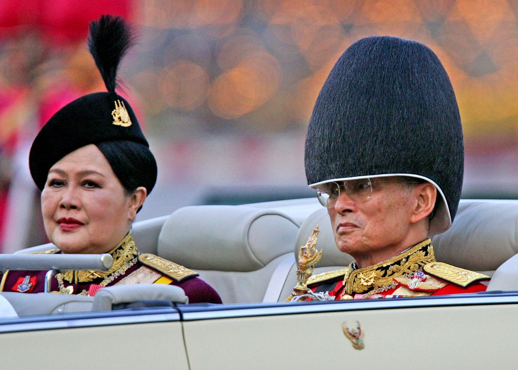 與前國王蒲美蓬（右）結縭66年，泰國國王母后詩麗吉93歲逝世。（美聯社）