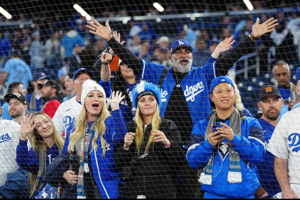 大批道奇粉絲湧入多倫多球場。（美聯社）