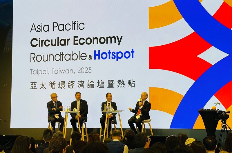 荷蘭循環經濟熱點執行長 Freek van Eijk (左二）表示，建立稀土循環供應鏈非常重要。（謝錦芳攝）