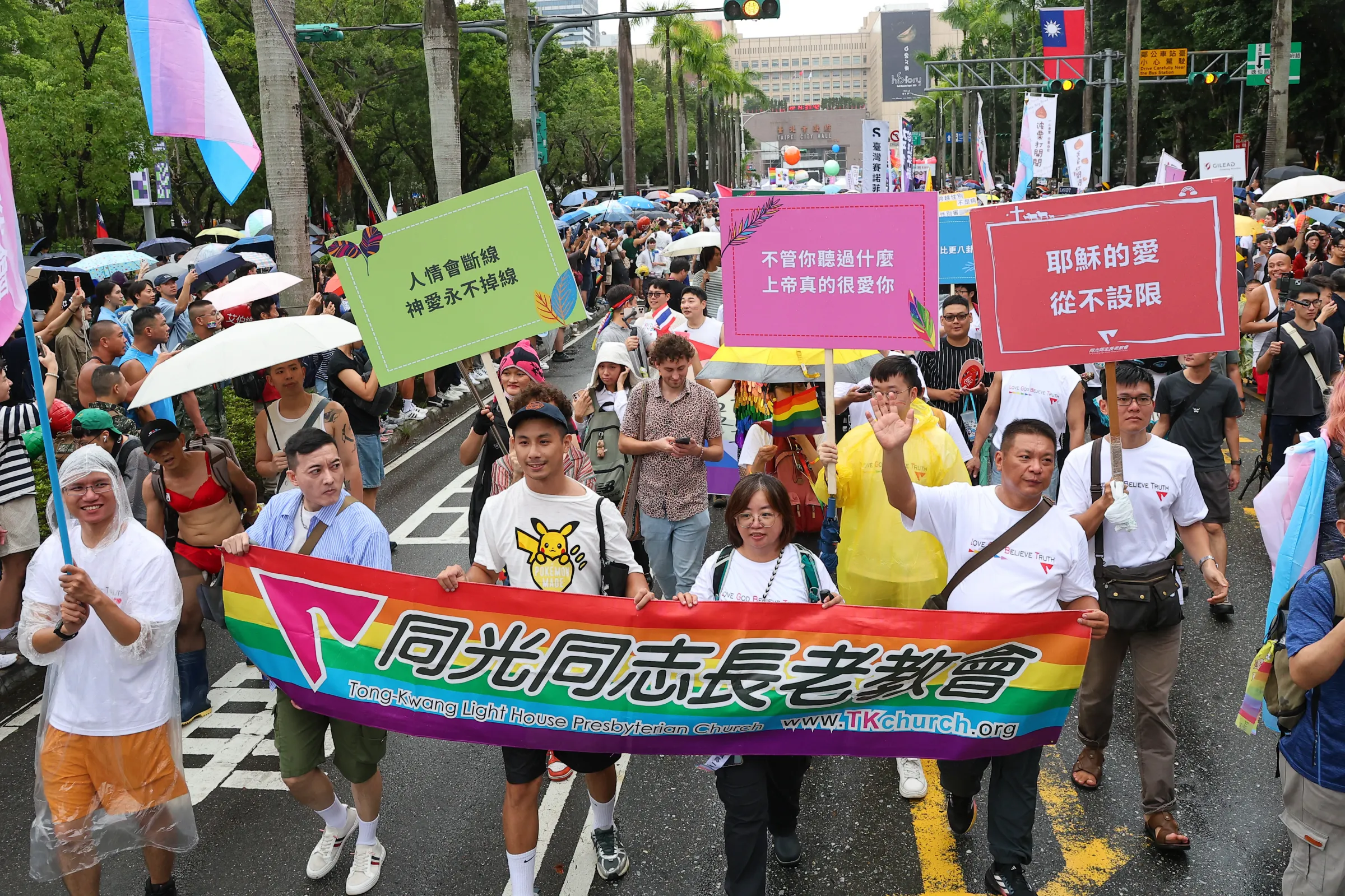 約15万人が参加した2025年の台湾LGBTプライドで、雨の中を行進する教会のグループ（顔麟宇撮影）