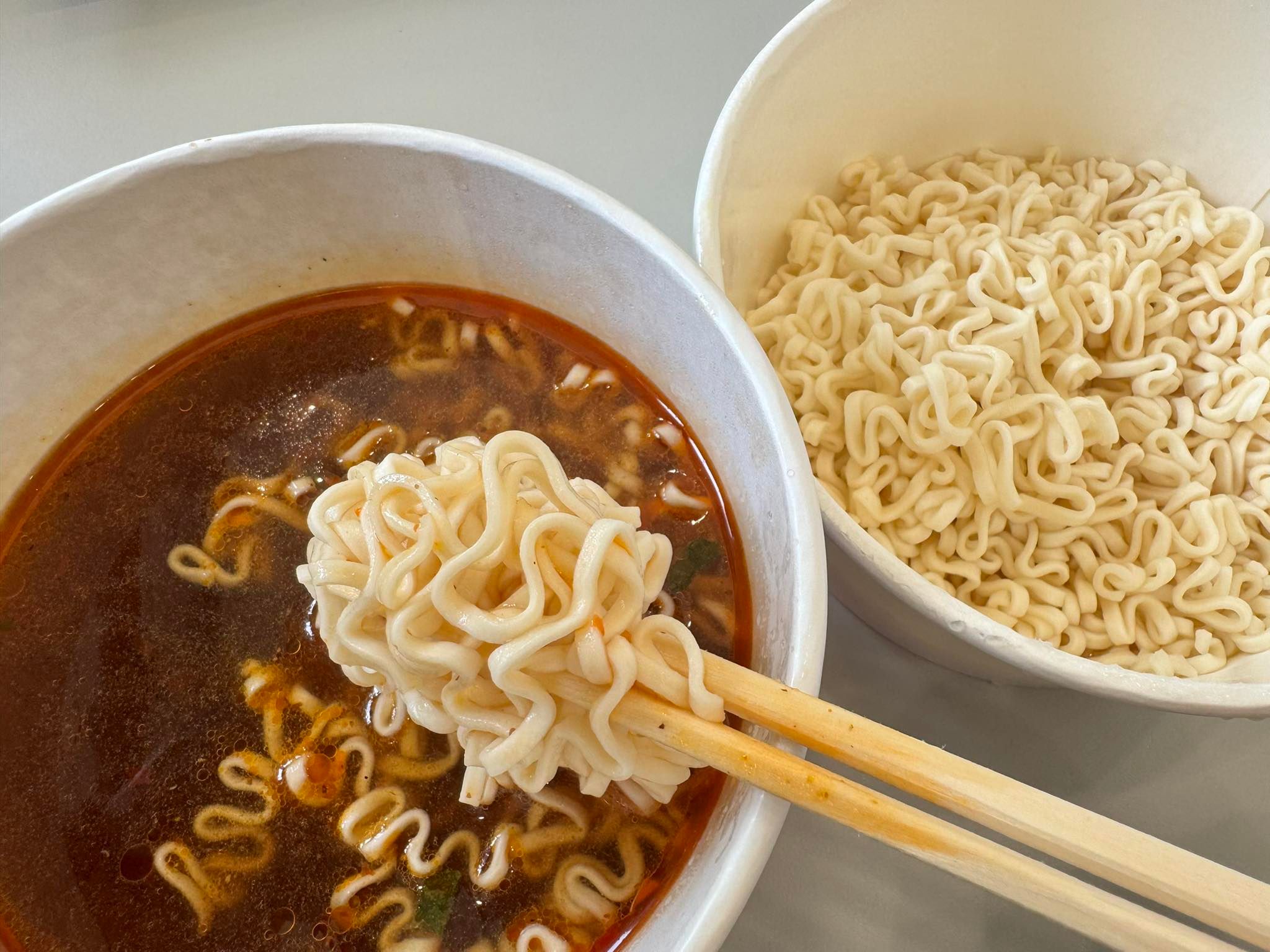 有網友分享，維力炸醬麵可以做成「沾麵」的吃法，口感更升級。（圖／翻攝自泡麵公社 泡麵俱樂部）