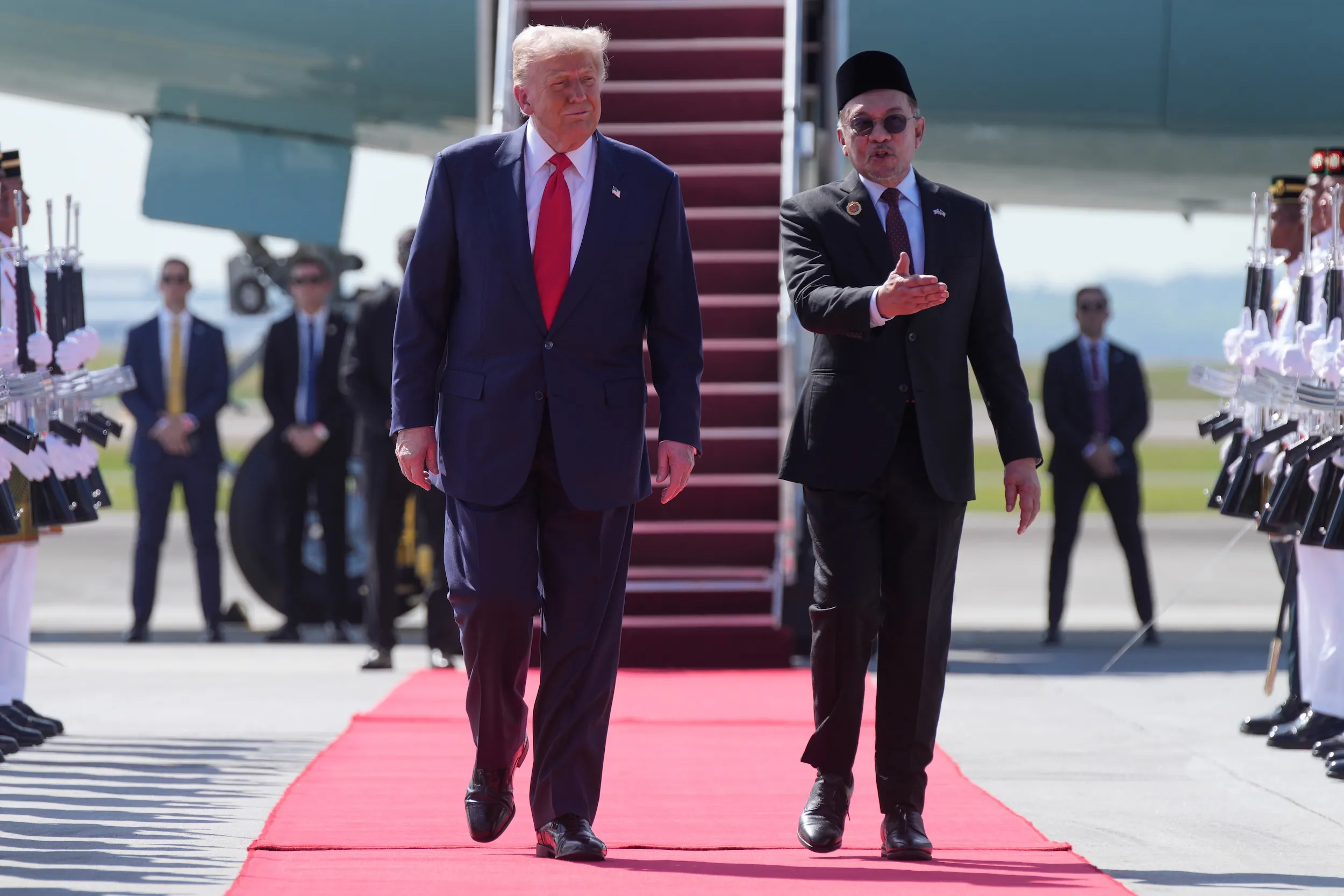 2025年10月26日，美國總統川普抵達馬來西亞雪邦吉隆坡國際機場，馬來西亞首相安華親自迎接。（美聯社）