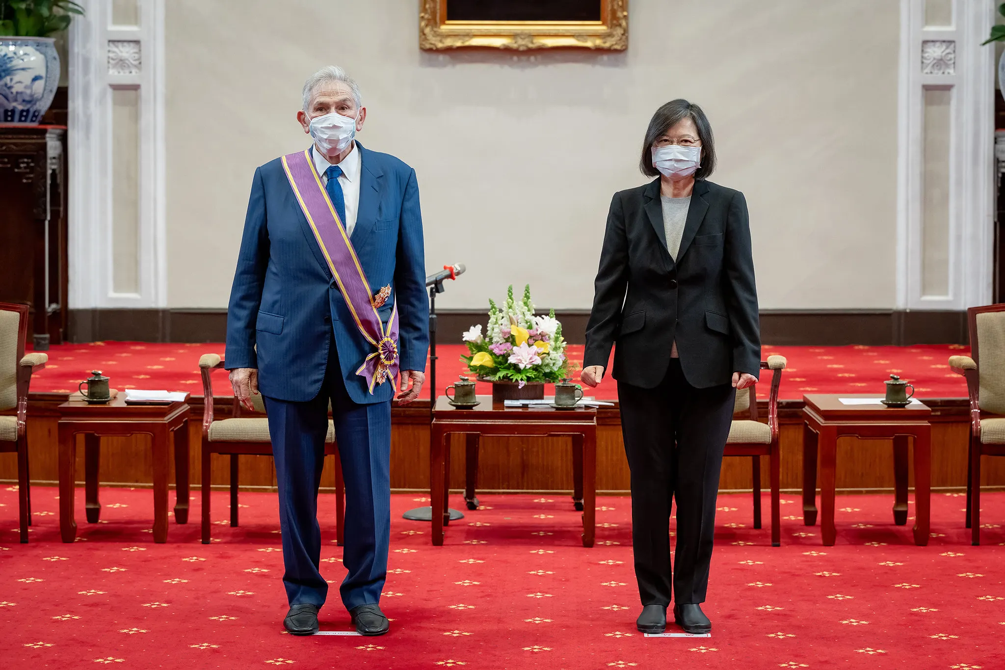 20230208-総統蔡英文（右）が8日午前、美台商業協会名誉会長のウォルフォウィッツ（左）に「大綬景星勲章」を授与する。 （総統府提供）