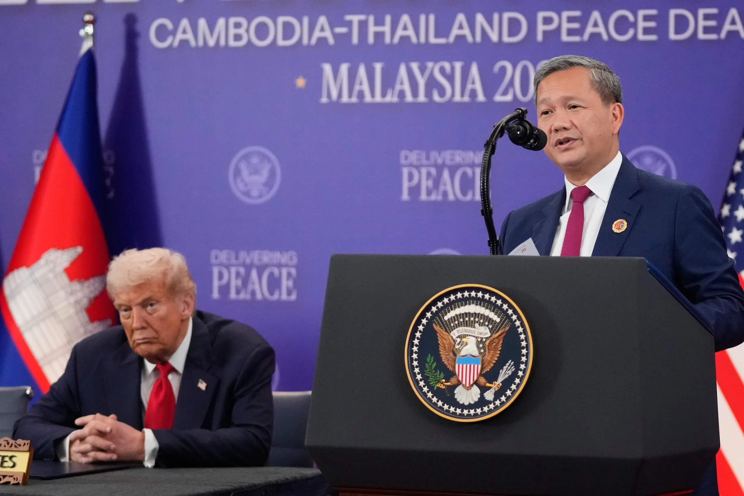 2025年10月26日、アメリカ大統領トランプがタイとカンボジアの停戦協定署名前にカンボジアの洪馬内首相の演説を聞く。（AP）