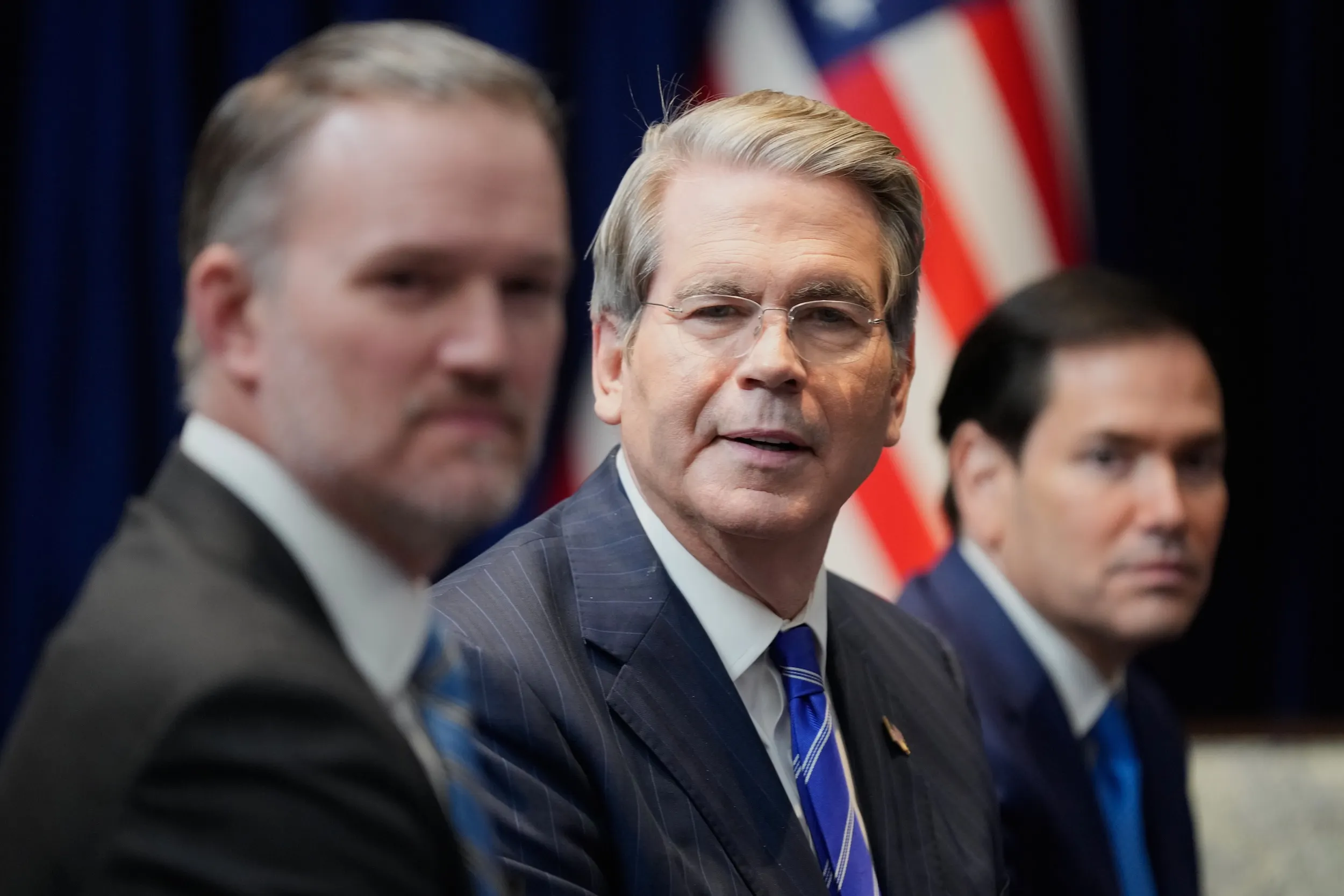 2025年10月26日、アメリカ国務長官ルビオ、財務長官ベッセント、通商代表グリーアがトランプ大統領に同伴してブラジルのルーラ大統領と会談。（AP）