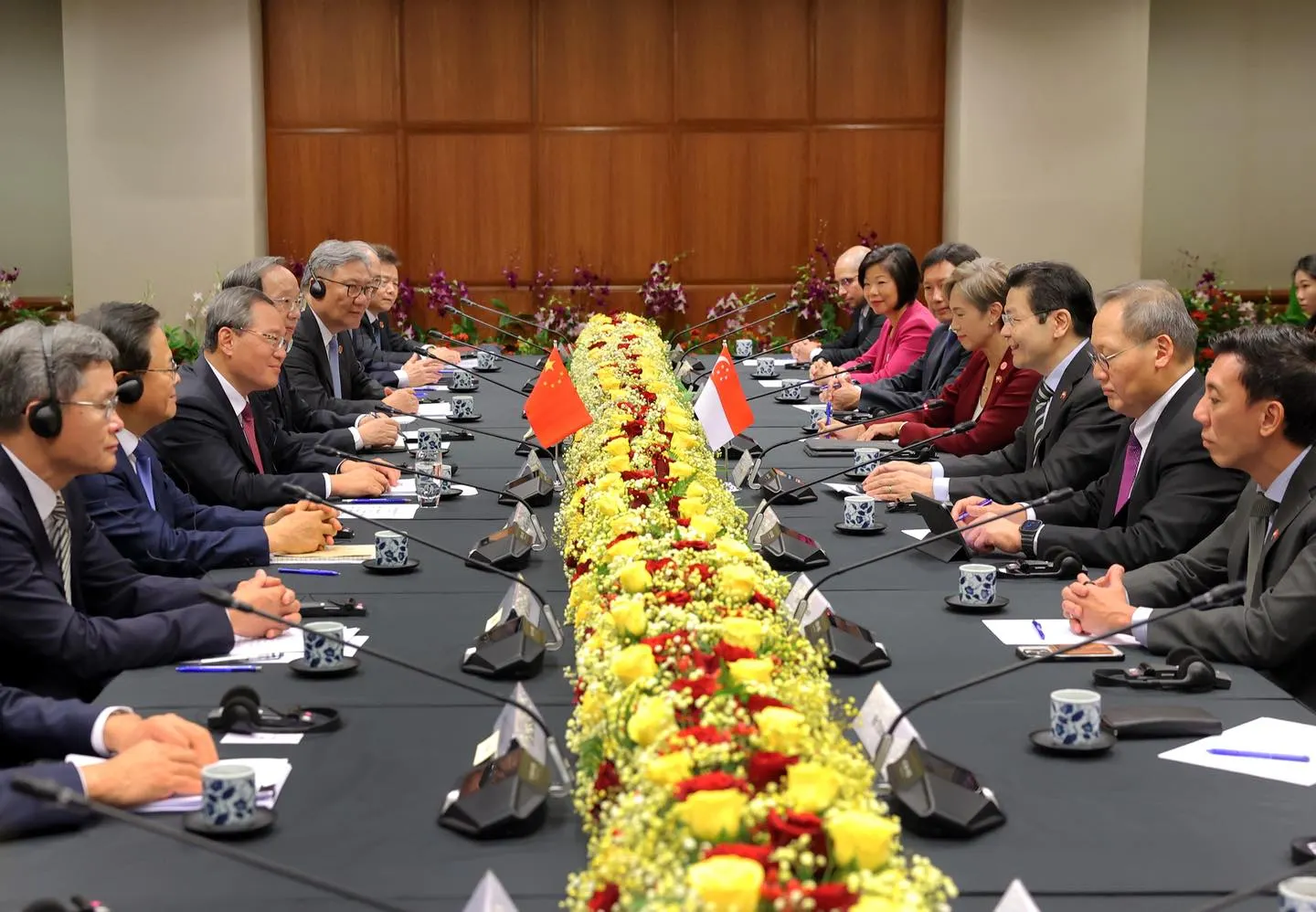 2025年10月26日、中国国務院総理の李強氏はシンガポールを訪れ、シンガポール総理の黄循財氏と二国間会議を行った。（シンガポール総理府のFacebook）