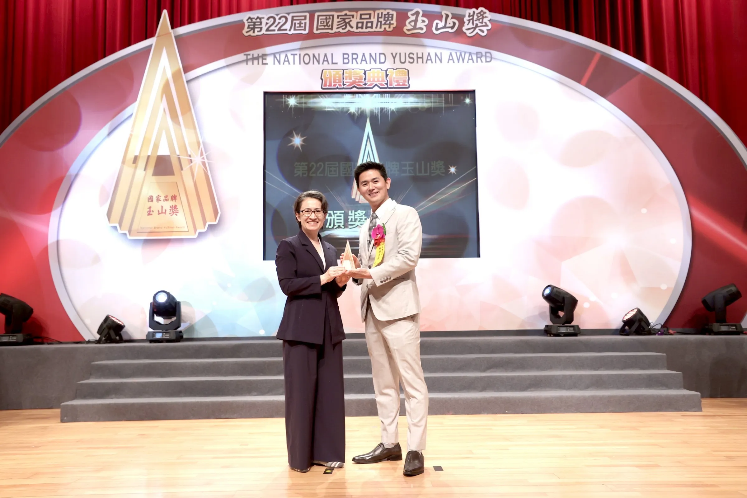 副總統蕭美琴(左)與婕樂纖創辦人呂世博(右)合影。（婕樂纖/提供）