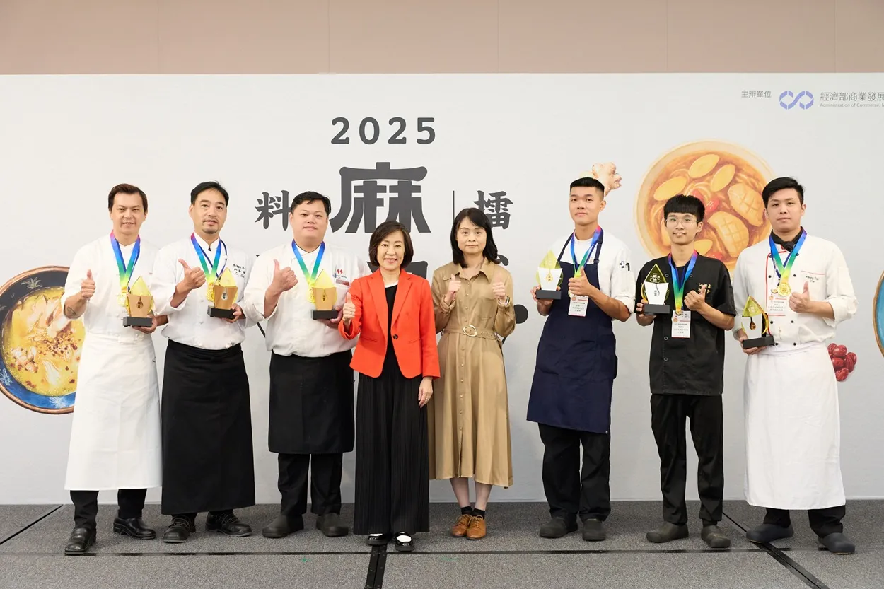 「2025麻油料理擂台競賽」決賽傳統組及創新組金銀銅賞大合照。（圖／商業發展署提供）