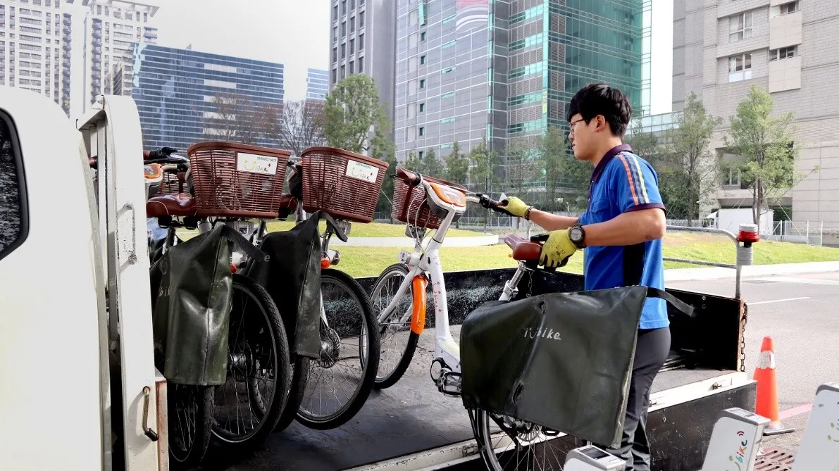 YouBike2.0調度員補車服務全年無休，穿梭全台中29個行政區，讓站點「有位可還、有車可借」。(圖/台中市政府)