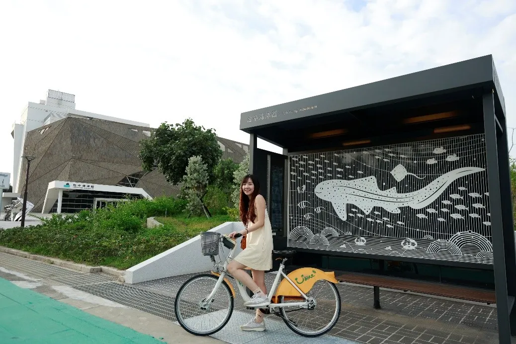 甫於今年10月開幕的「台中海洋館」是海線新觀光亮點，為因應遊客需求，市府在海洋館旁增設YouBike2.0站點，民眾可以轉騎YouBike2.0去梧棲漁港、高美濕地等鄰近景點。(圖/台中市政府)