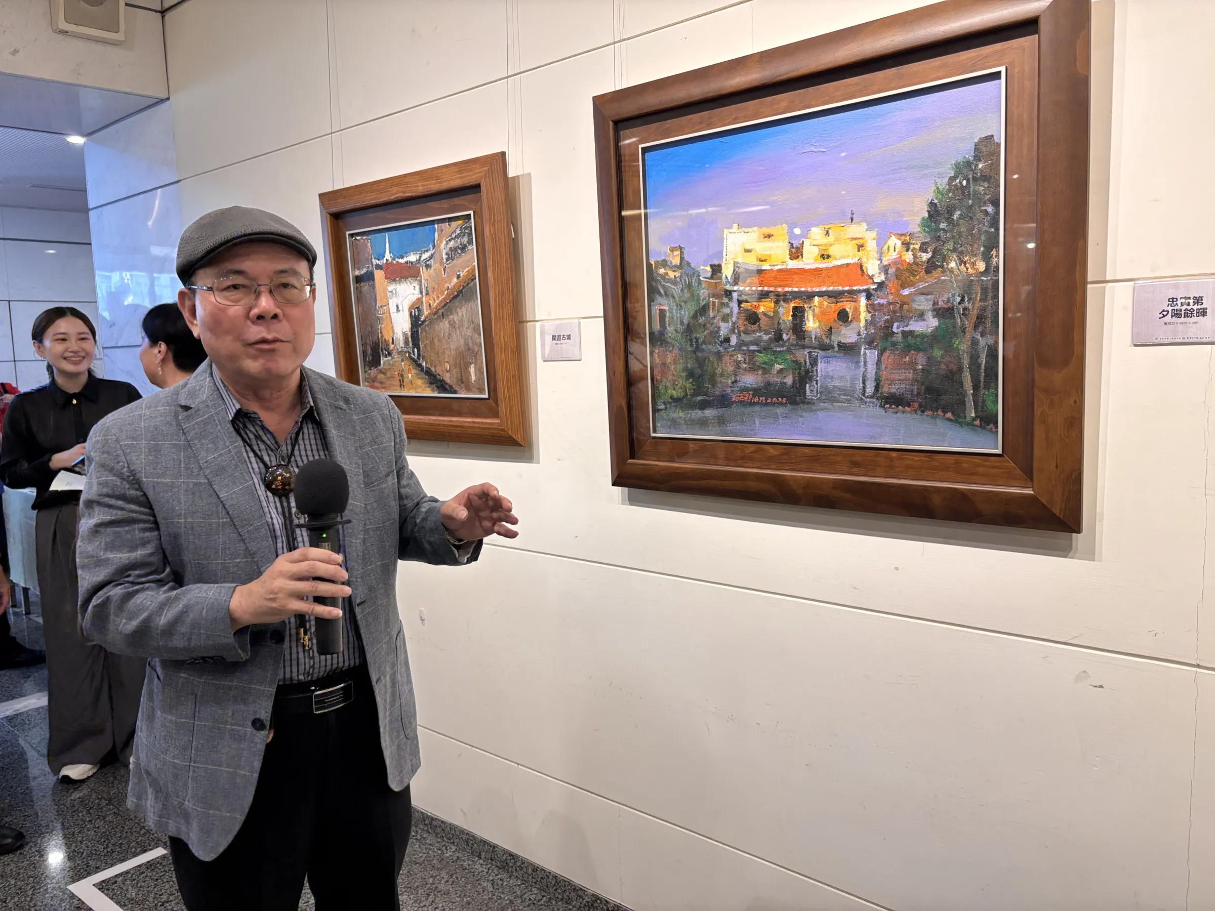 林金田老師於展覽現場導覽其具象作品《忠實第 夕陽餘暉》，分享創作靈感與對家鄉永靖的深厚情感，引領觀眾走入其畫筆構築的文化風景。（圖／頂新和德文教基金會）