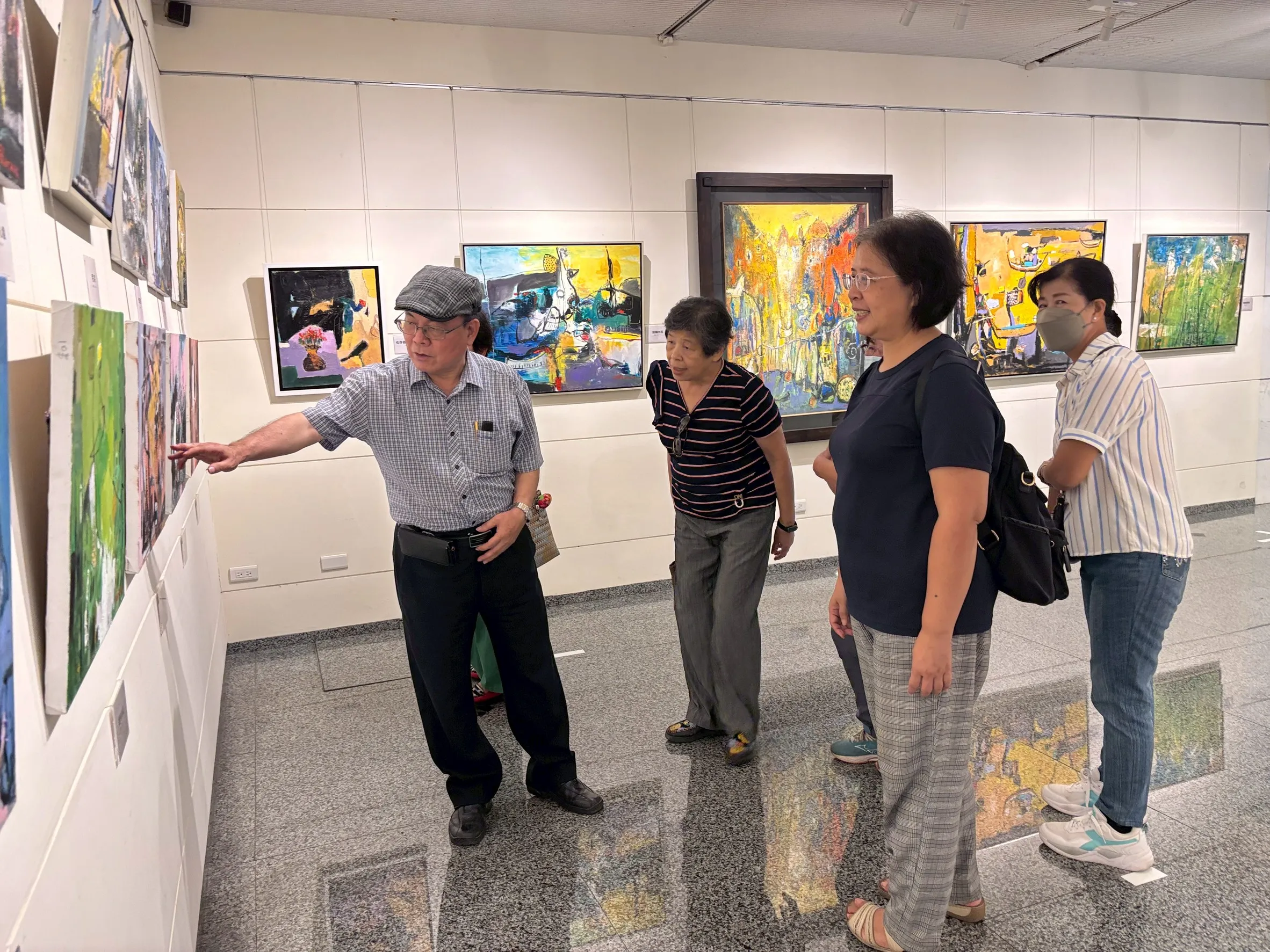 林金田老師親自與觀展民眾分享創作理念。（圖／頂新和德文教基金會）