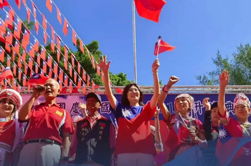 國民黨主席鄭麗文(中)對兩岸路線毫不含糊。(鄭麗文臉書)