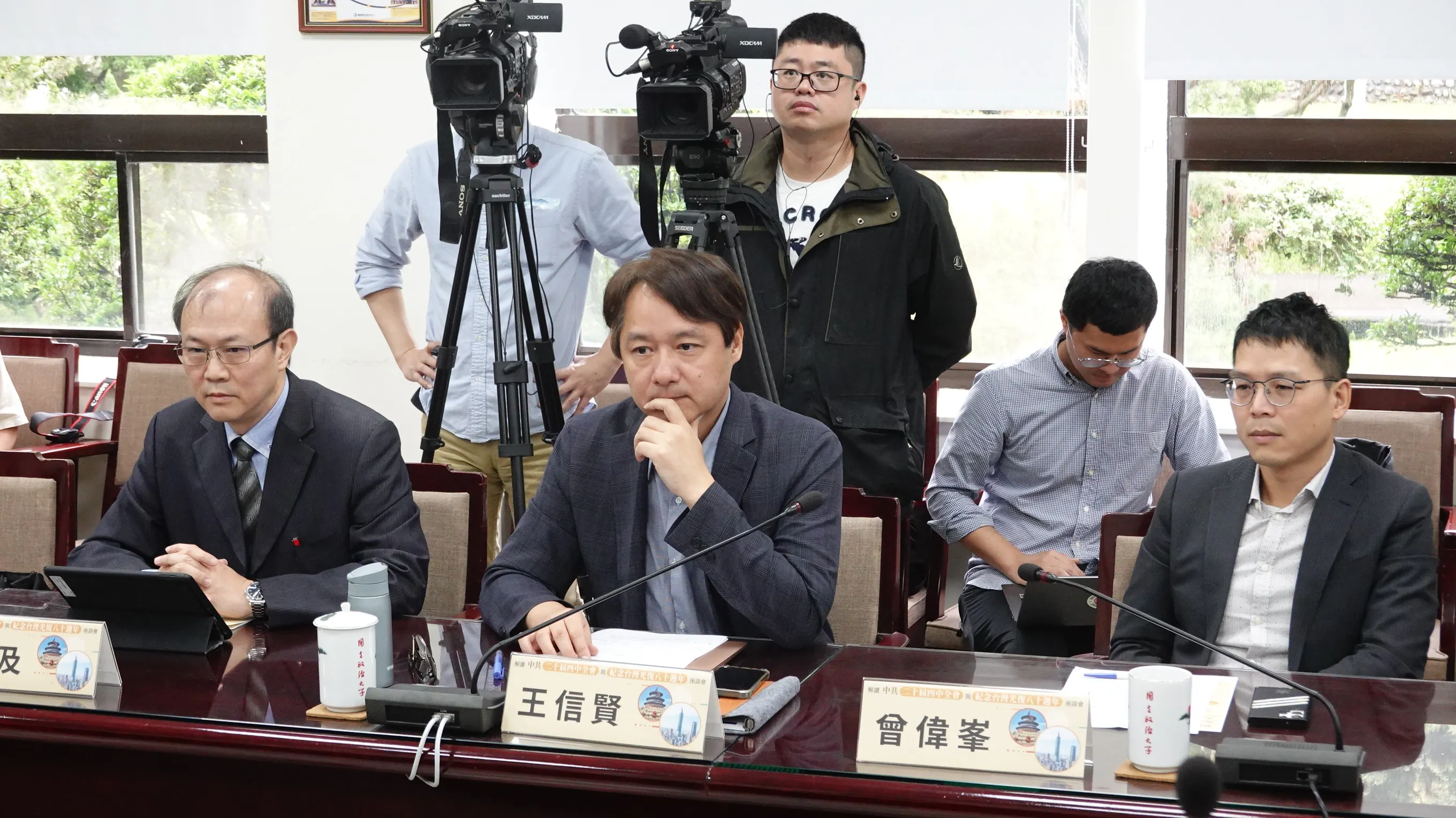 左起為與談人張登及、主持人王信賢、與談人曾偉峯。（楊騰凱攝）