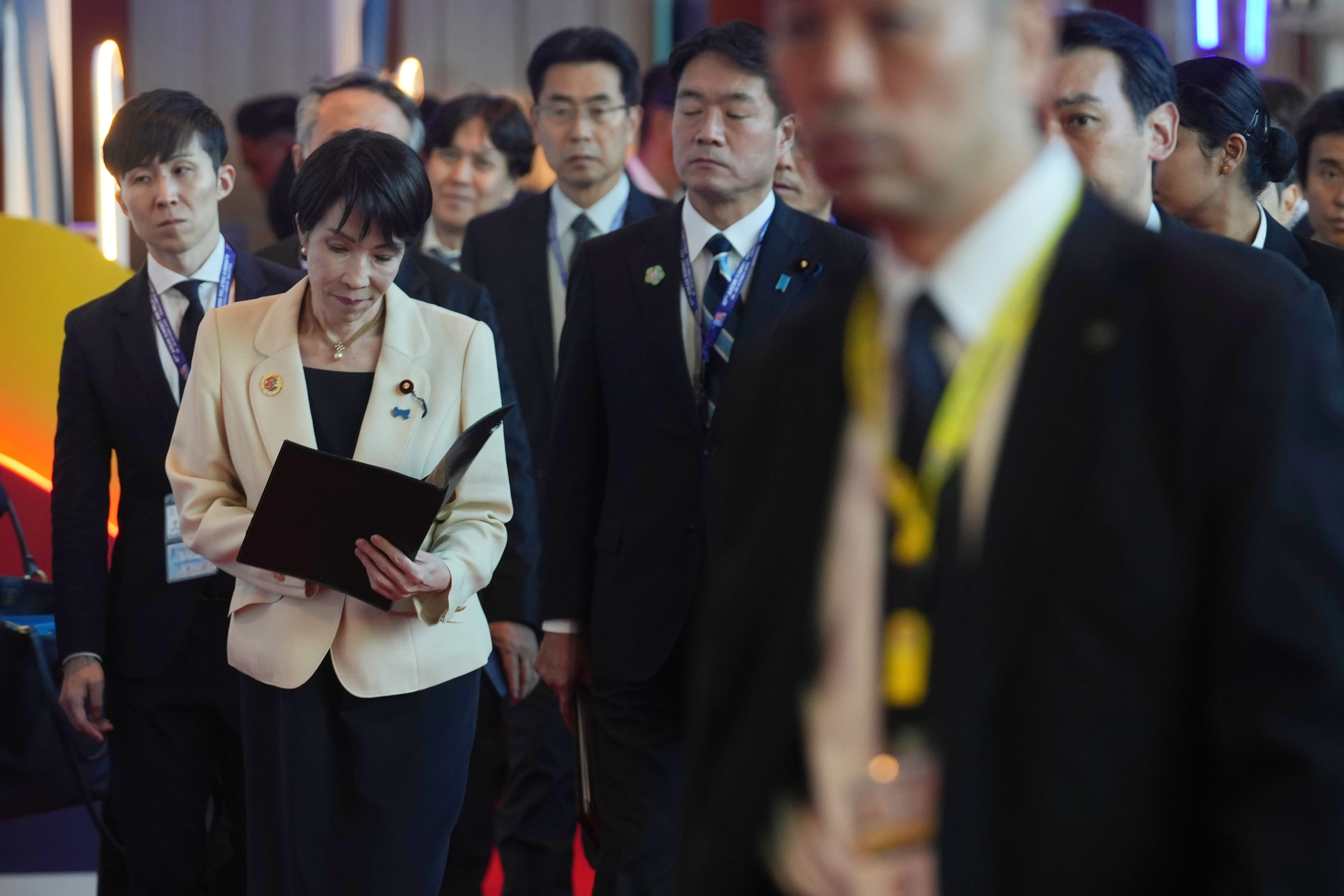 2025年9月18日，「壽司之神」小野二郎（右）在其餐廳「數寄屋橋次郎」門前，展示東京都知事小池百合子為慶祝其百歲壽誕所贈的禮物。（美聯社）