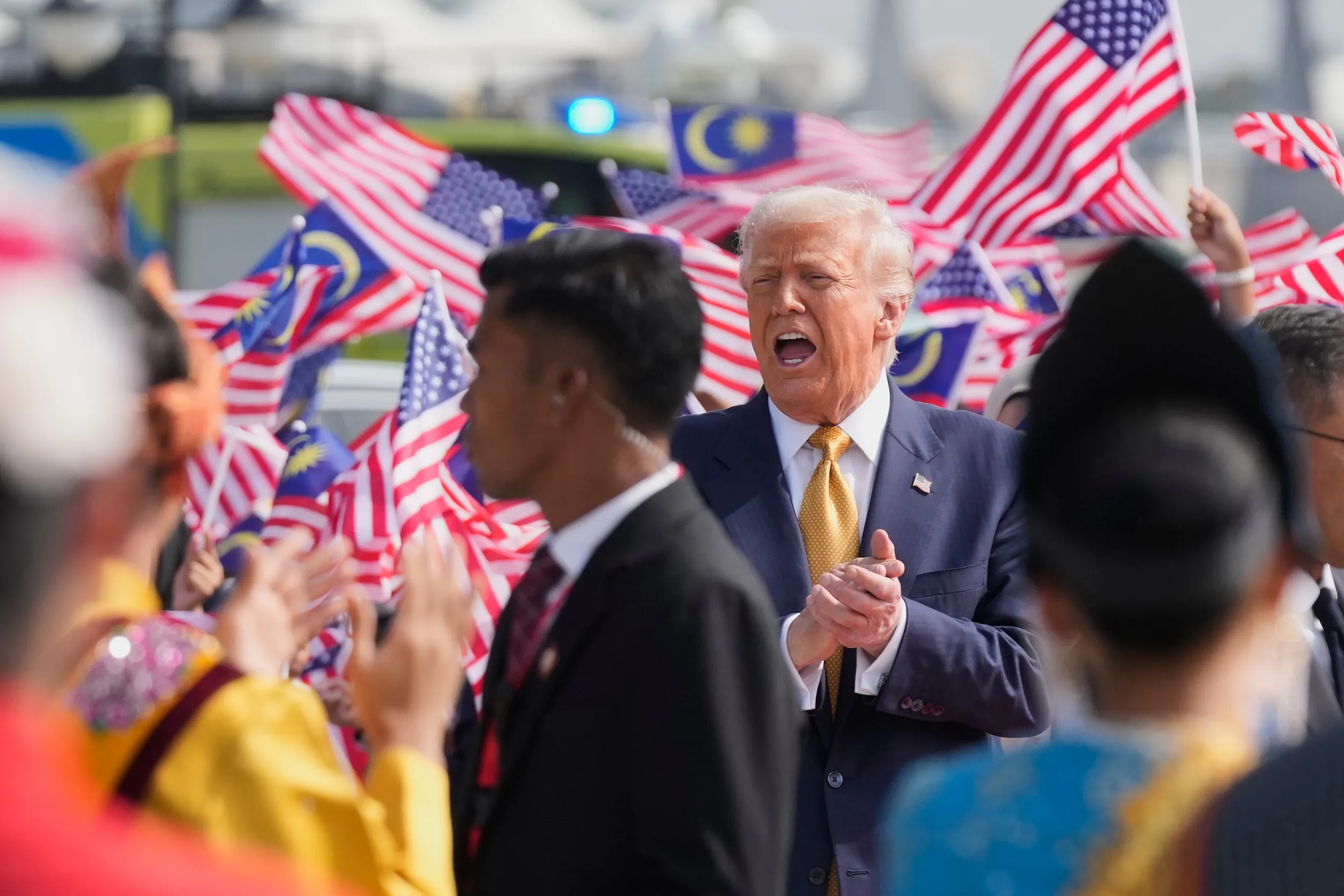 2025年10月27日，美國總統川普在馬來西亞雪邦的吉隆坡國際機場準備登機前往日本。（美聯社）