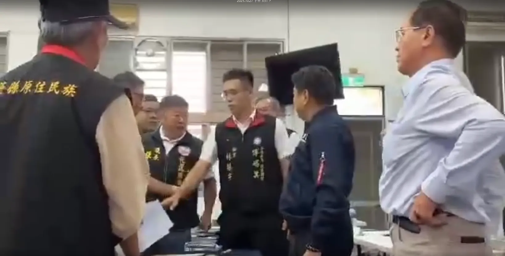 20251027-花蓮縣立委傅崐萁（右二）舉辦災後重建說明會，卻獨漏通知議長張峻（左二）到場，讓雙方在現場爆發火爆衝突。（讀者提供）