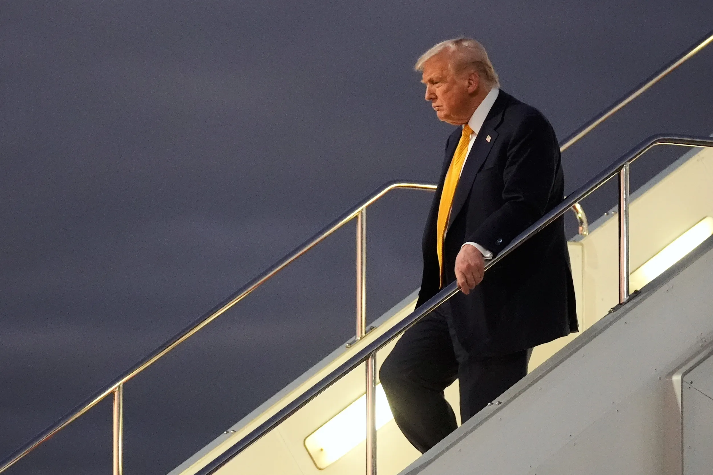 2025年10月27日、美國總統川普搭機抵達日本，準備展開為期三天的訪問。（美聯社）