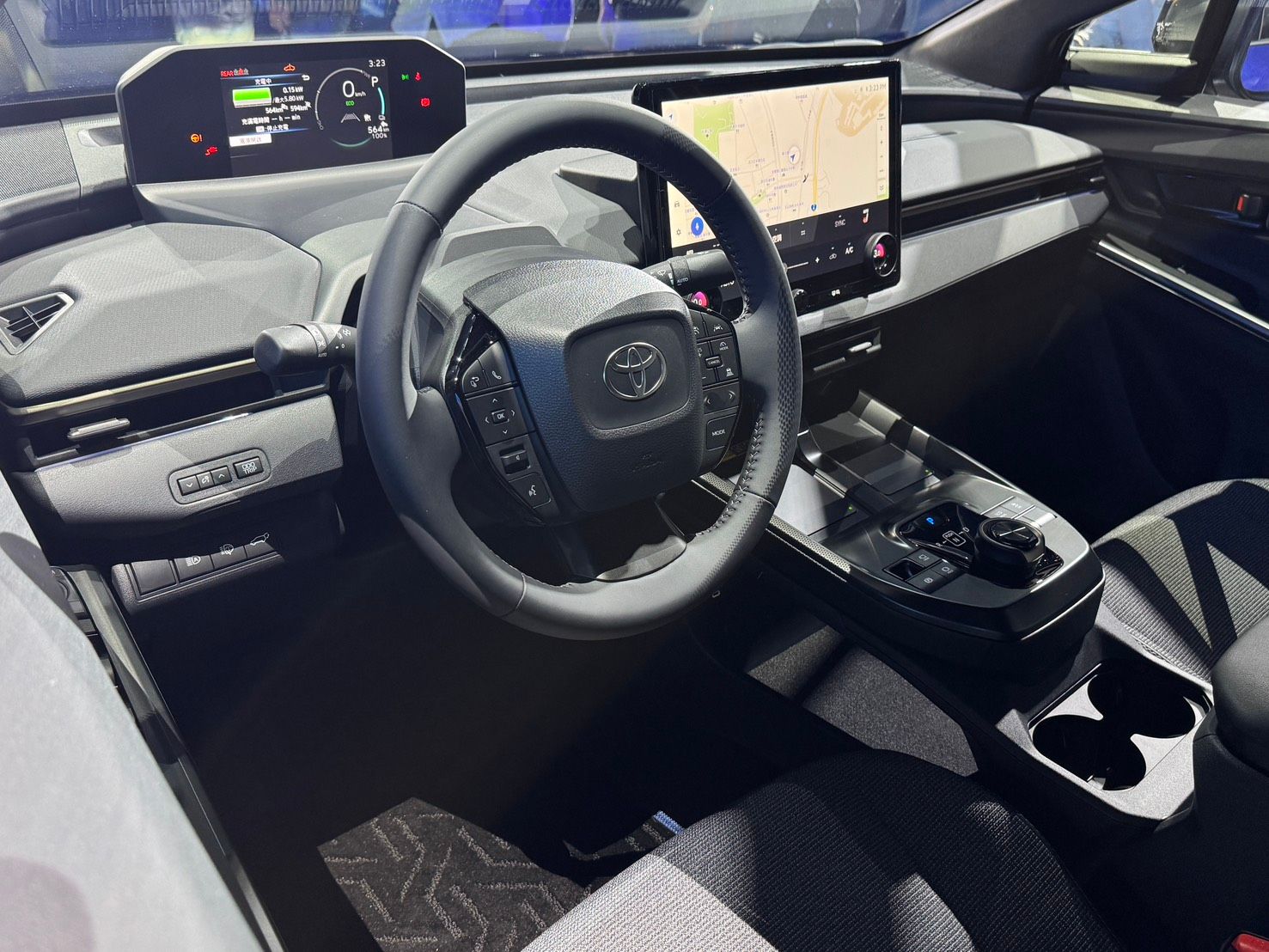 內裝設計展現bZ4X純電設計質感，薄型儀錶台水平延伸，搭配細長出風口，提升橫向寬敞感。（劉芯衣攝）