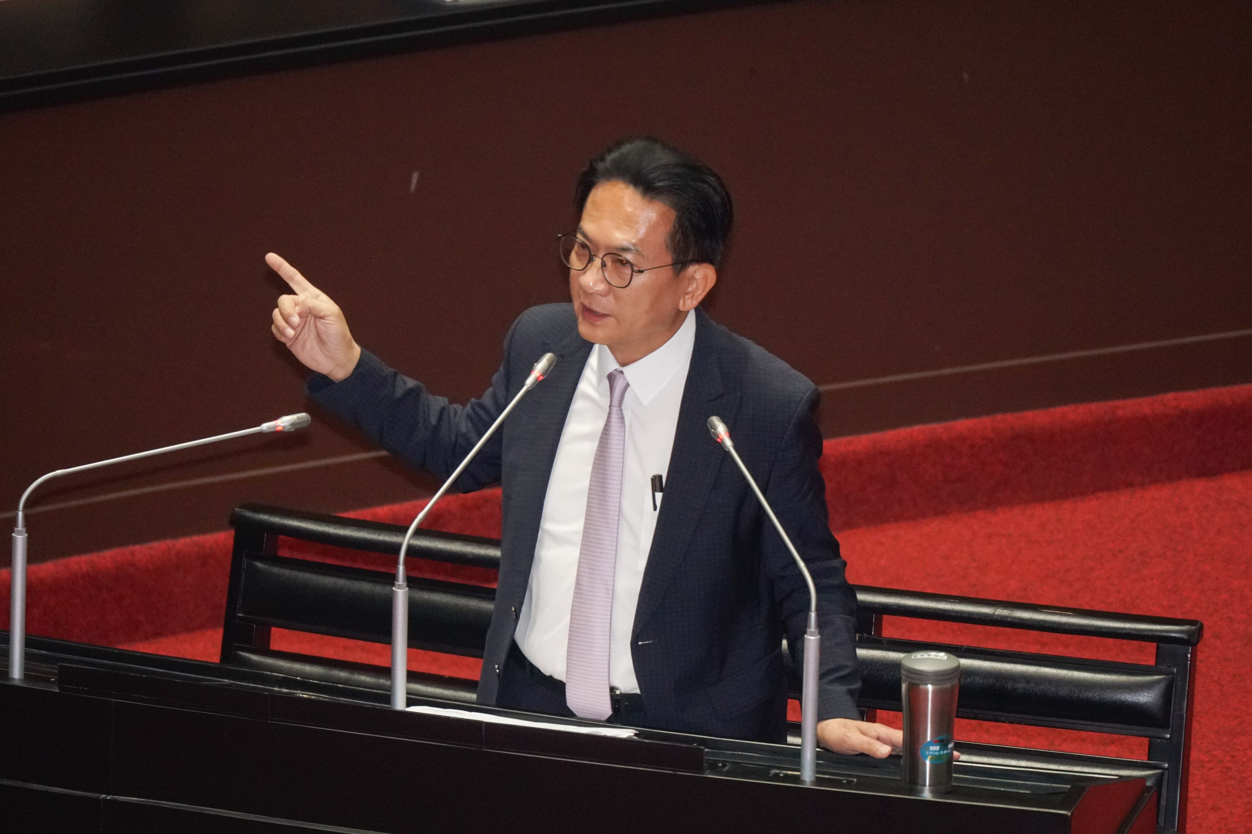 20251028-立委林俊憲於立院質詢。(蔡親傑攝)