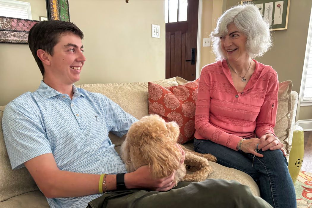 薩姆·康明斯和他的母親蘇珊·特洛伊。他有時一天會申請幾十份工作。（Jeanne Whalen for WSJ）