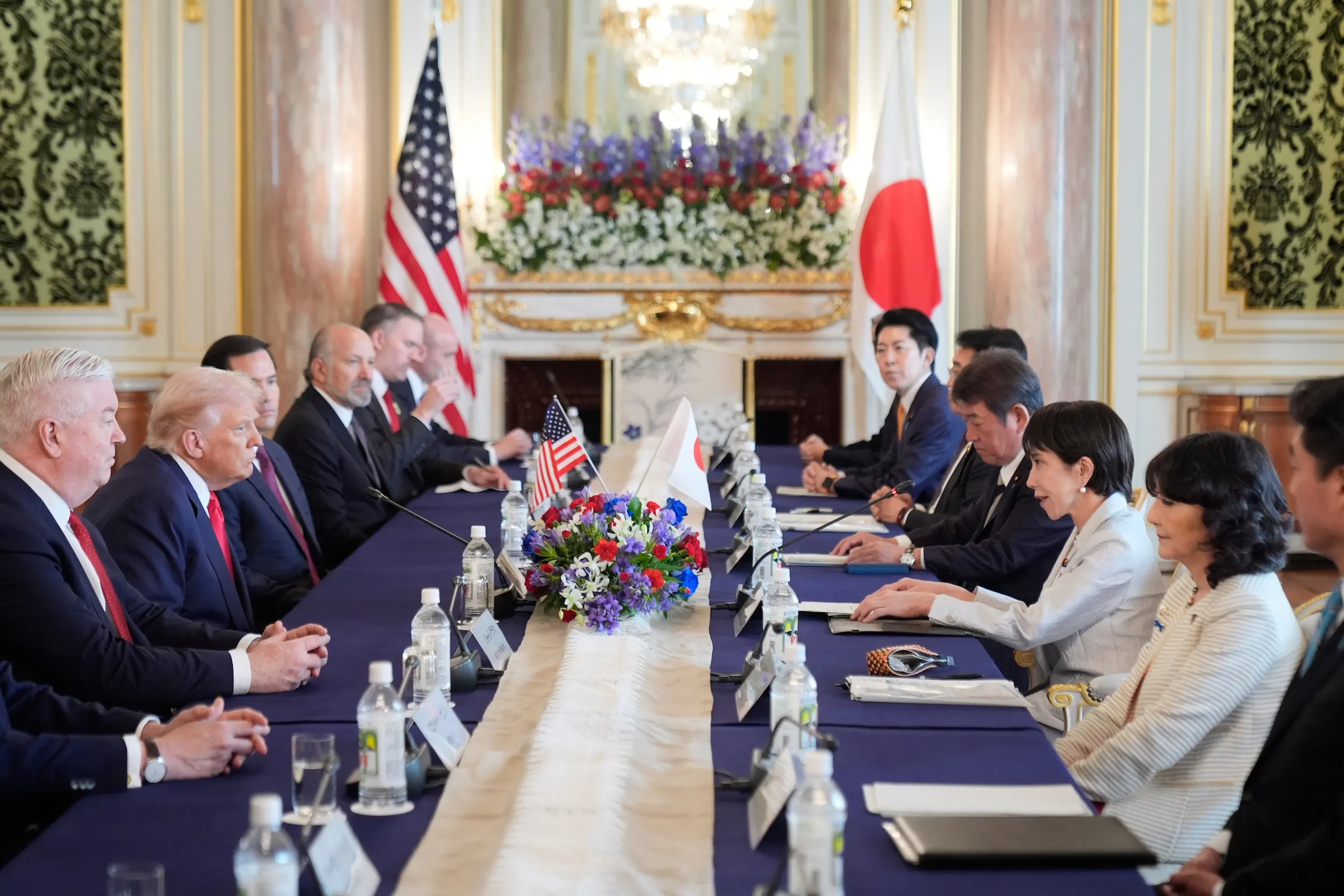 2025年10月28日、美國總統川普與日本首相高市早苗會面。（美聯社）