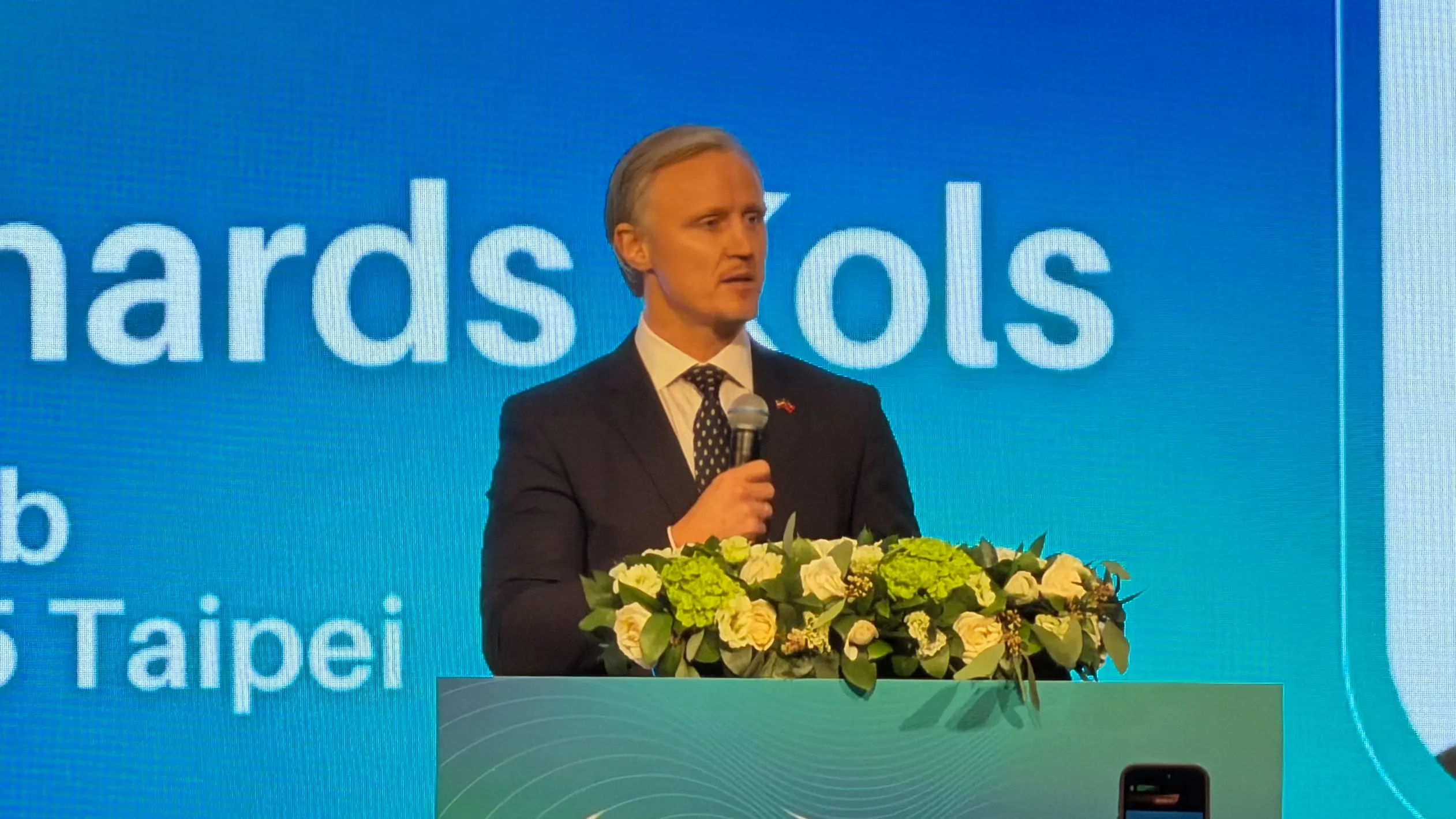 20251028-福爾摩沙俱樂今年度年会の主席柯理和が台欧海底ケーブル協力フォーラムに出席し発言。（鍾秉哲攝）