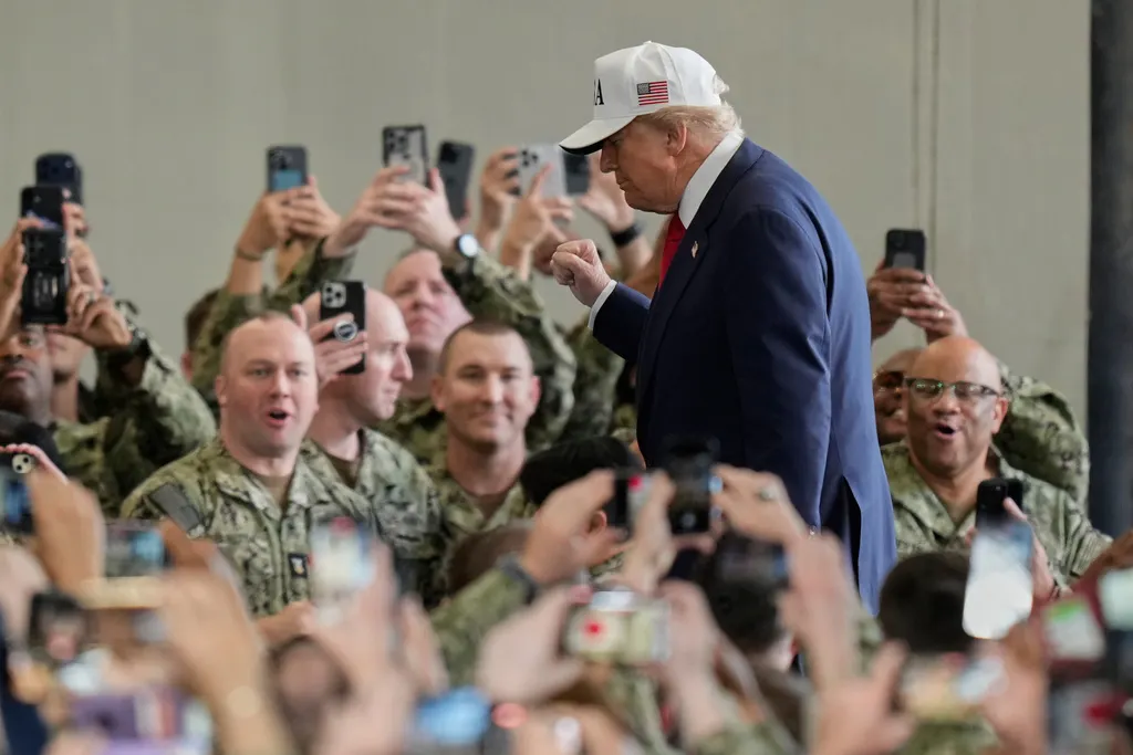 トランプがジョージ・ワシントン号航空母艦に登り、米軍官兵と世界に演説を行う。（AP通信）