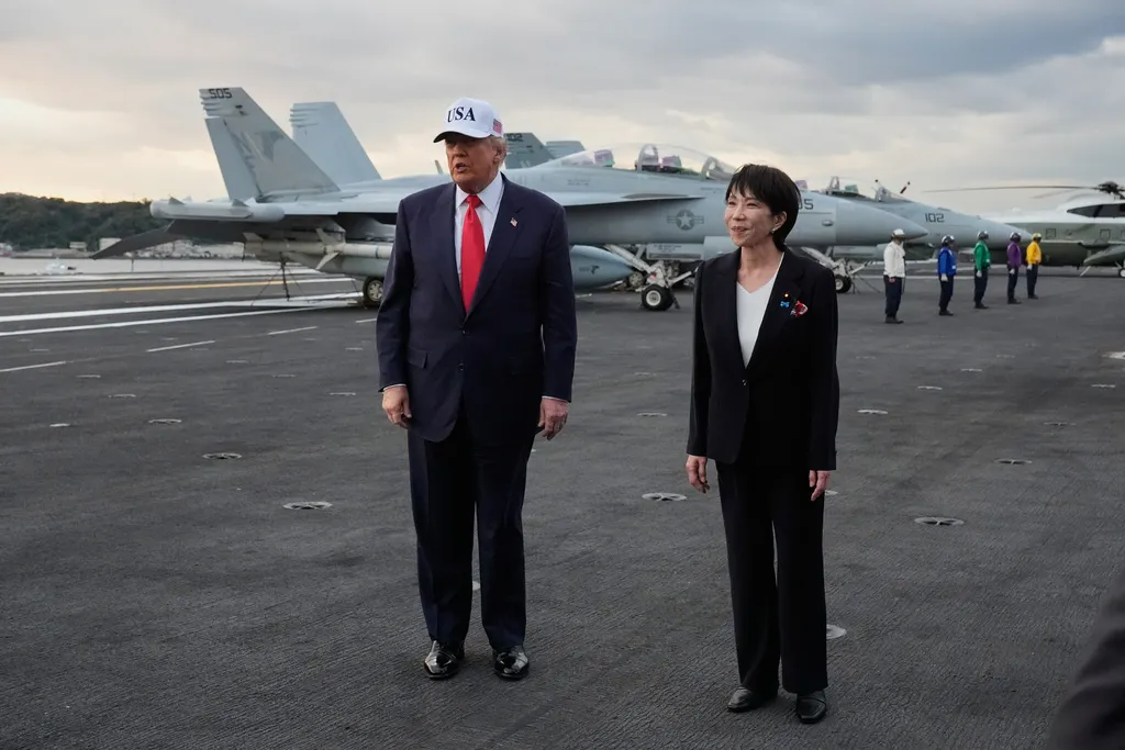 トランプ（左）と高市早苗が日本に駐在するジョージ・ワシントン号航空母艦に乗船。（AP通信）