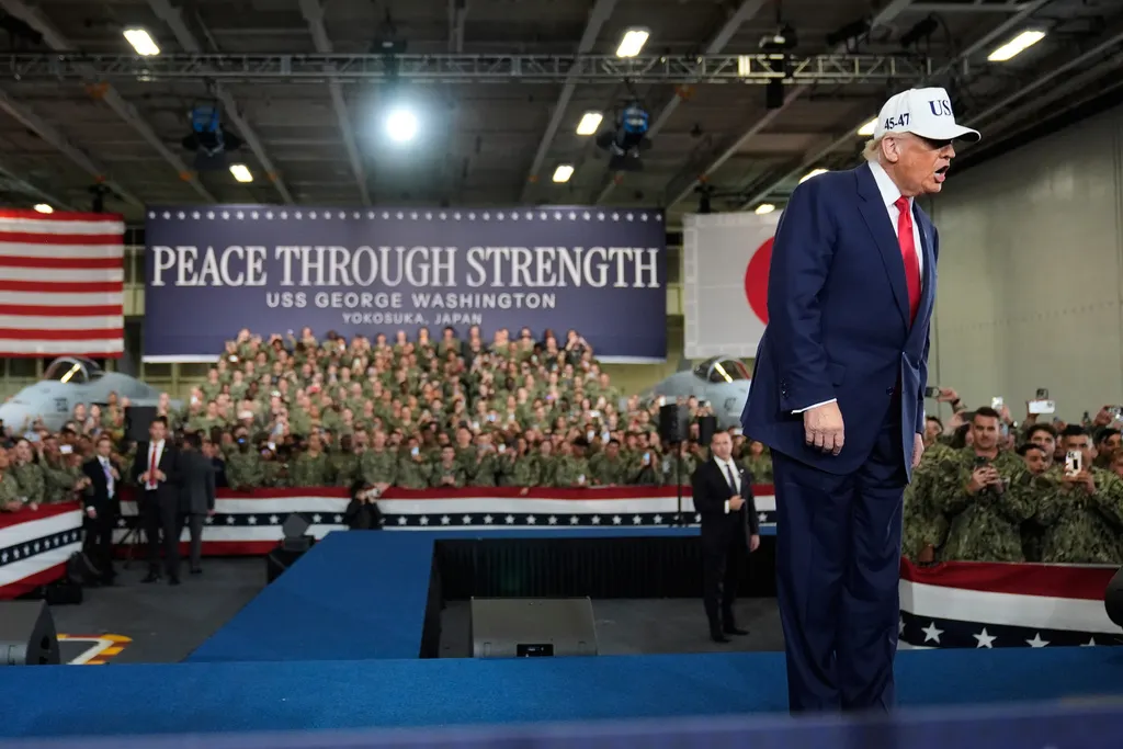 トランプが日本に駐在するジョージ・ワシントン号航空母艦に乗船。（AP通信）