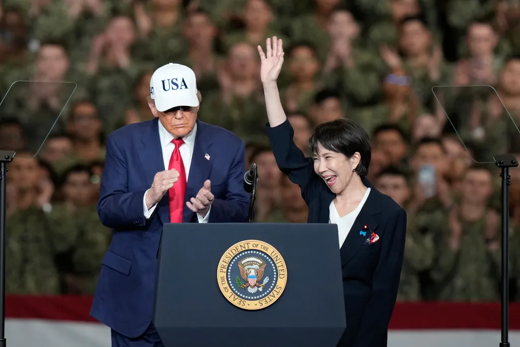 トランプ（左）と高市早苗が日本に駐在するジョージ・ワシントン号航空母艦に乗船。（AP通信）