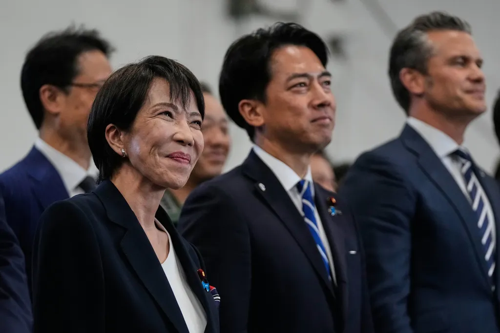 高市早苗（左）、防衛大臣小泉進次郎（中）が日本に駐在するジョージ・ワシントン号航空母艦に乗船。（AP通信）