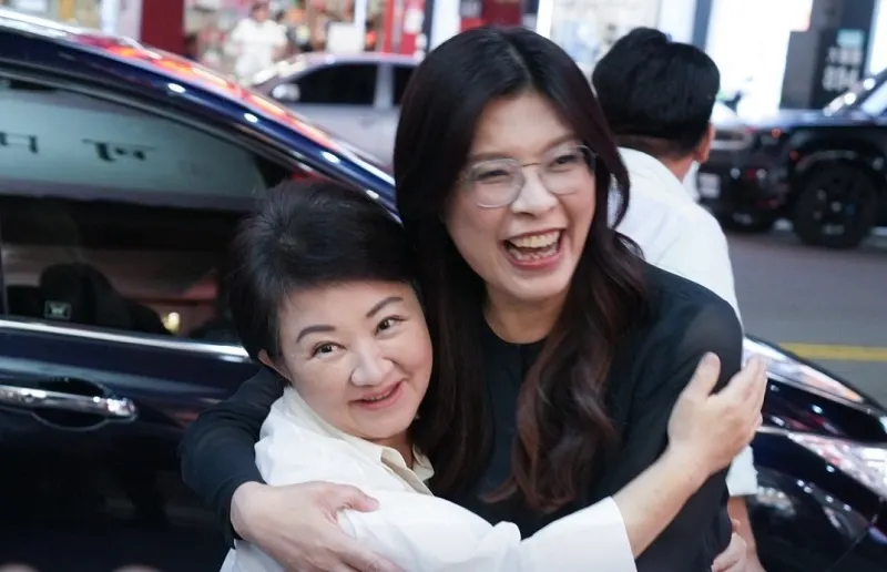 台中市長盧秀燕（左）合體國民黨主席當選人盧秀燕（左）。（資料照，鄭麗文臉書）