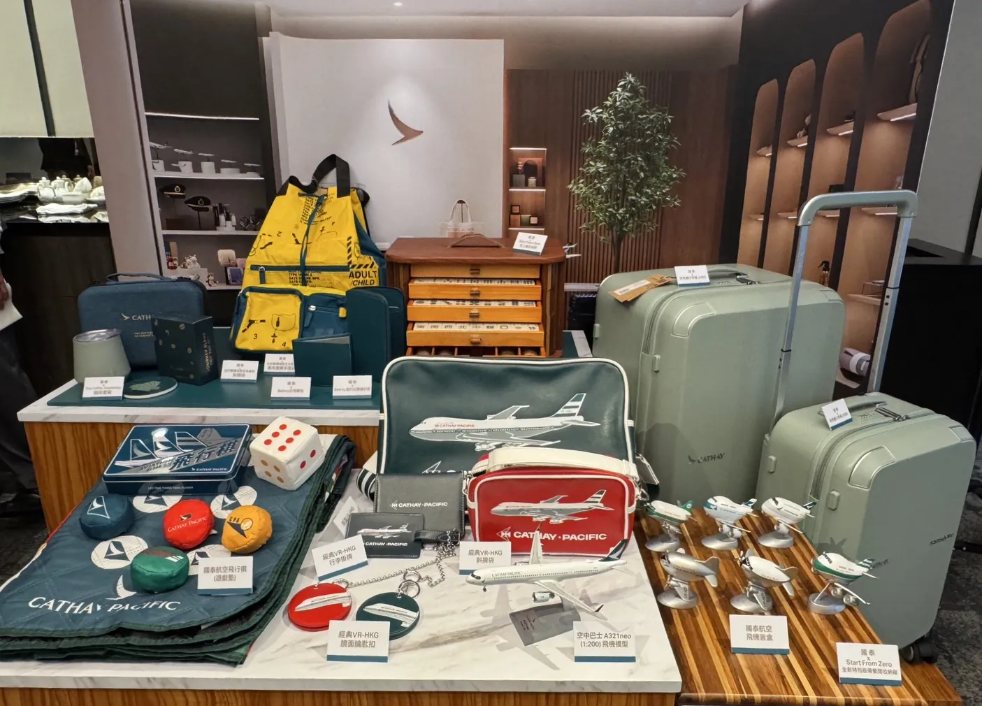 20251028-國泰航空將於ITF旅展現場販售多款品牌選品，旅展期間現場指定商品可享9折優惠，會員可享消費30元累積1「亞洲萬里通」里數。（劉芯衣攝）
